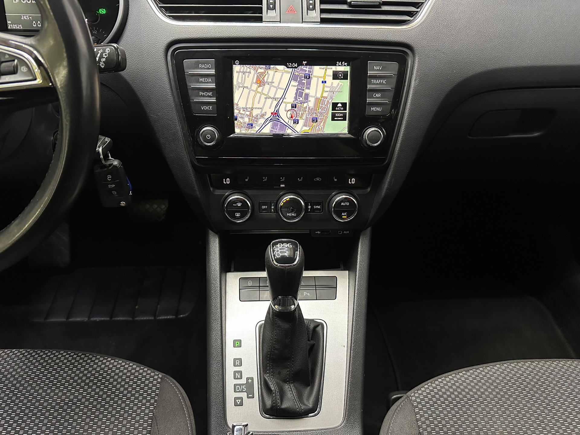 SKODA Octavia Combi 1.6 TDI Ambition DSG-image-13