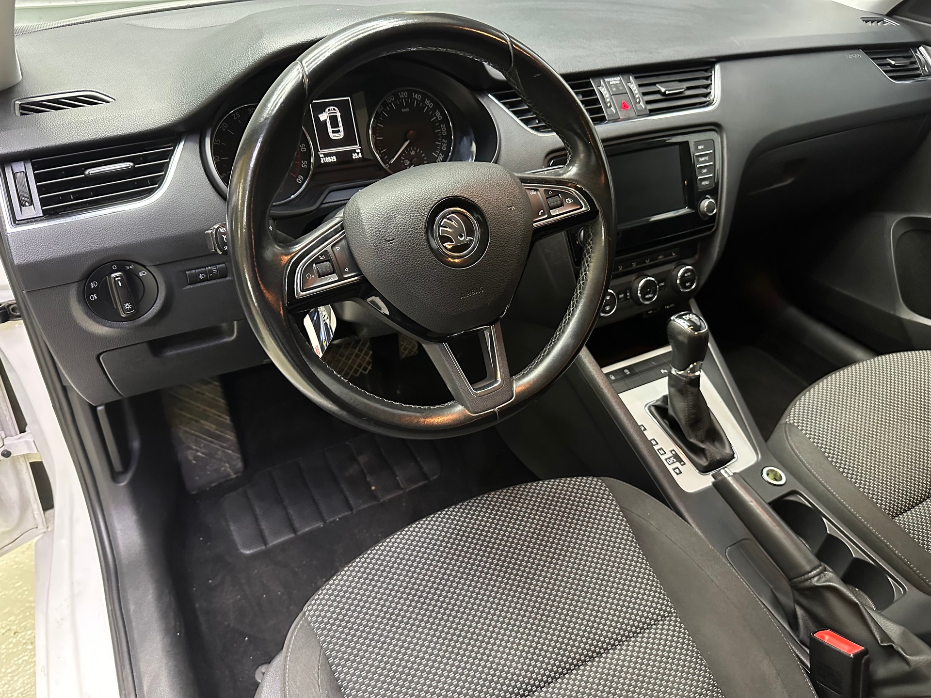 SKODA Octavia Combi 1.6 TDI Ambition DSG-image-10