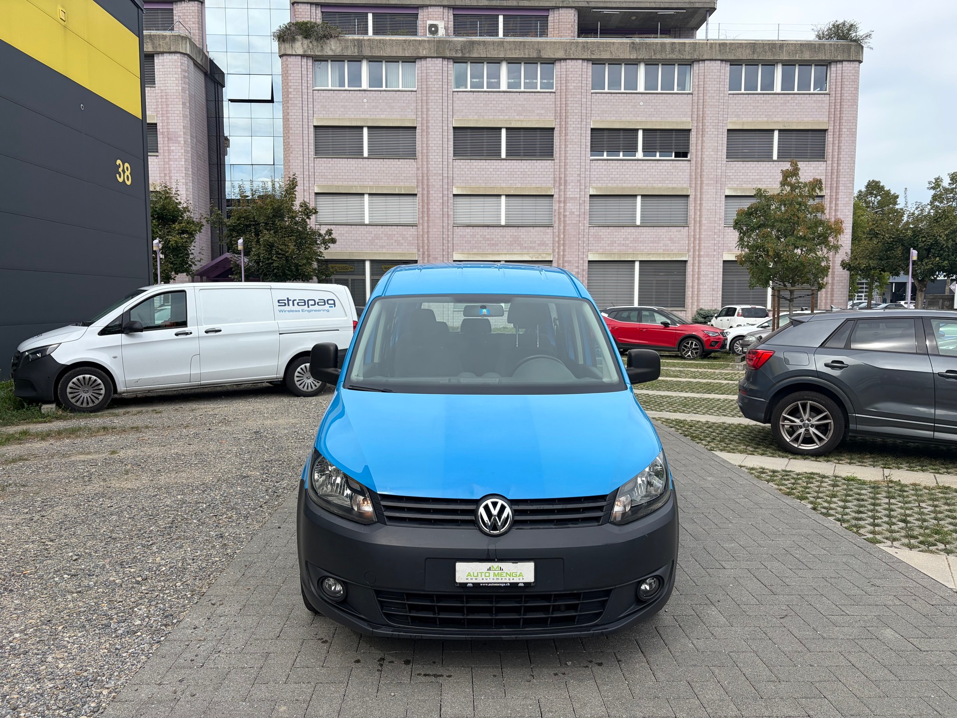 VW Caddy Maxi 2.0 TDI 4Motion-image-1