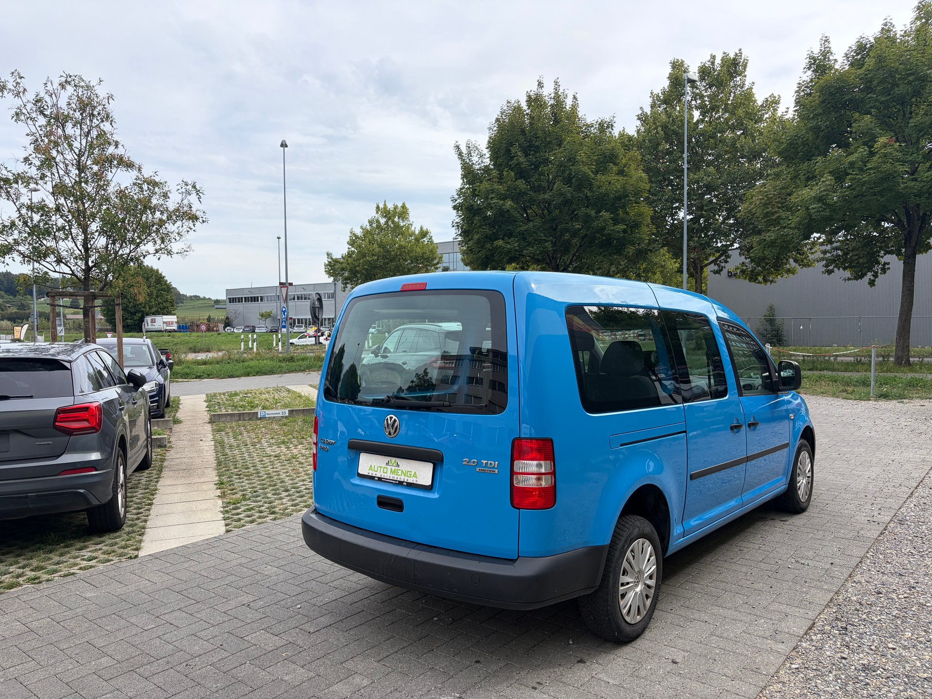 VW Caddy Maxi 2.0 TDI 4Motion-image-4