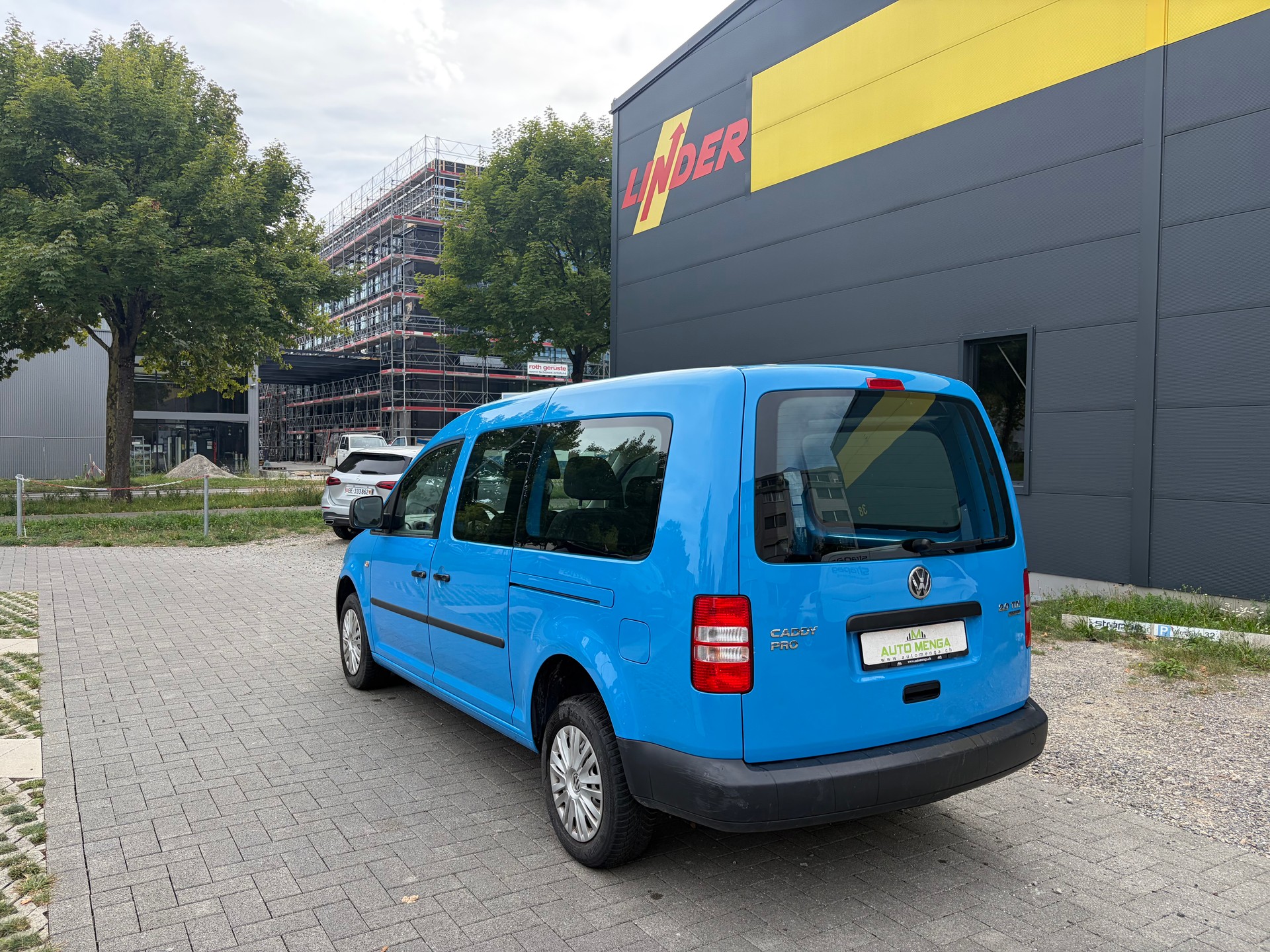 VW Caddy Maxi 2.0 TDI 4Motion-image-6