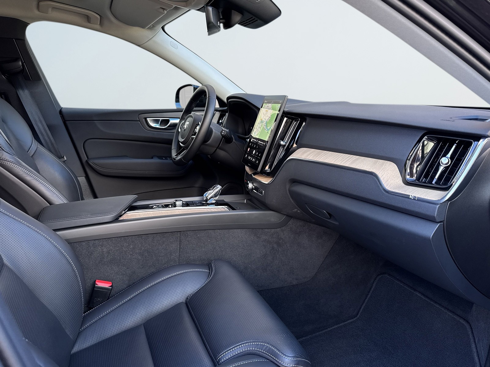 VOLVO XC60 2.0 B5 MH Plus Dark AWD-image-8