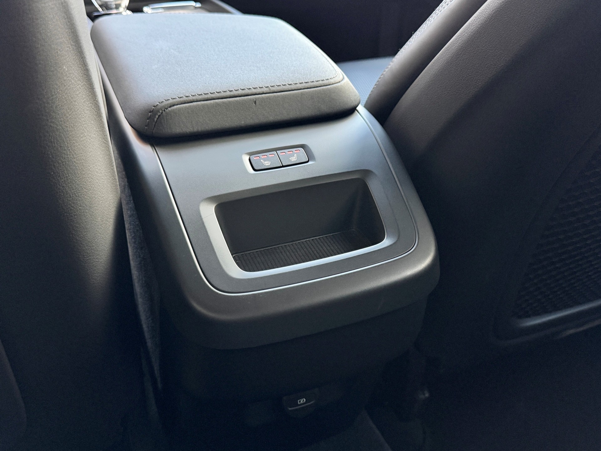 VOLVO XC60 2.0 B5 MH Plus Dark AWD-image-17