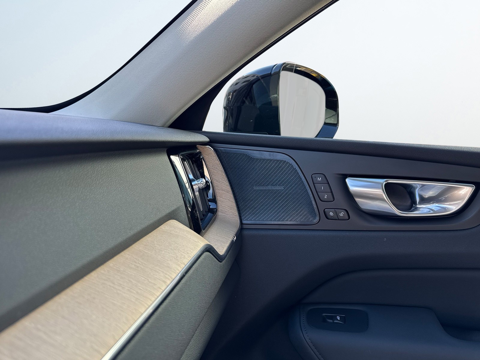 VOLVO XC60 2.0 B5 MH Plus Dark AWD-image-16