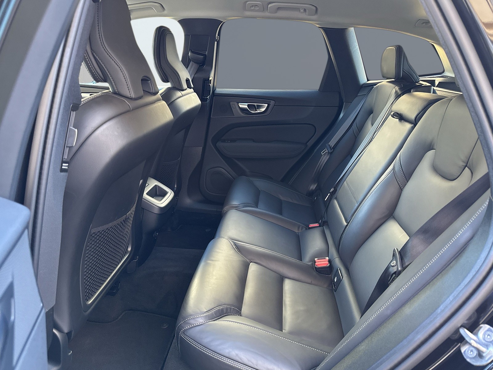 VOLVO XC60 2.0 B5 MH Plus Dark AWD-image-10