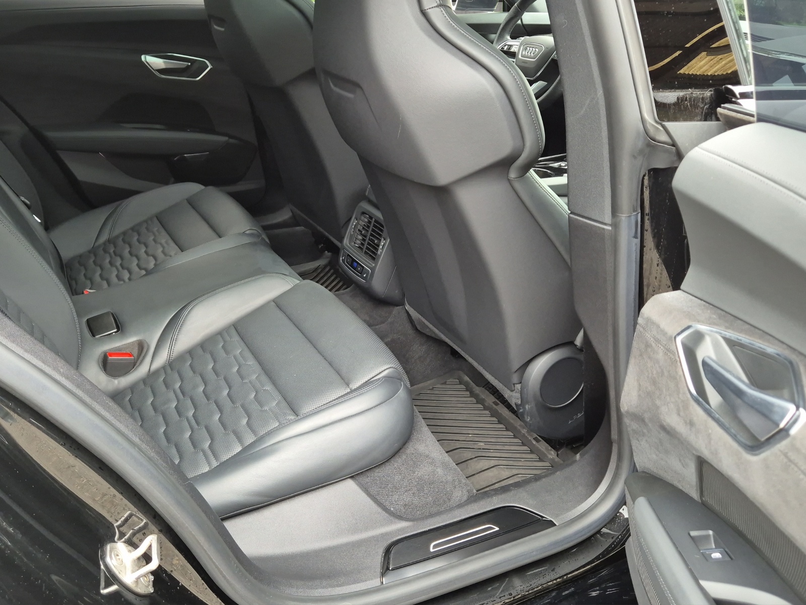 AUDI e-tron GT quattro-image-23