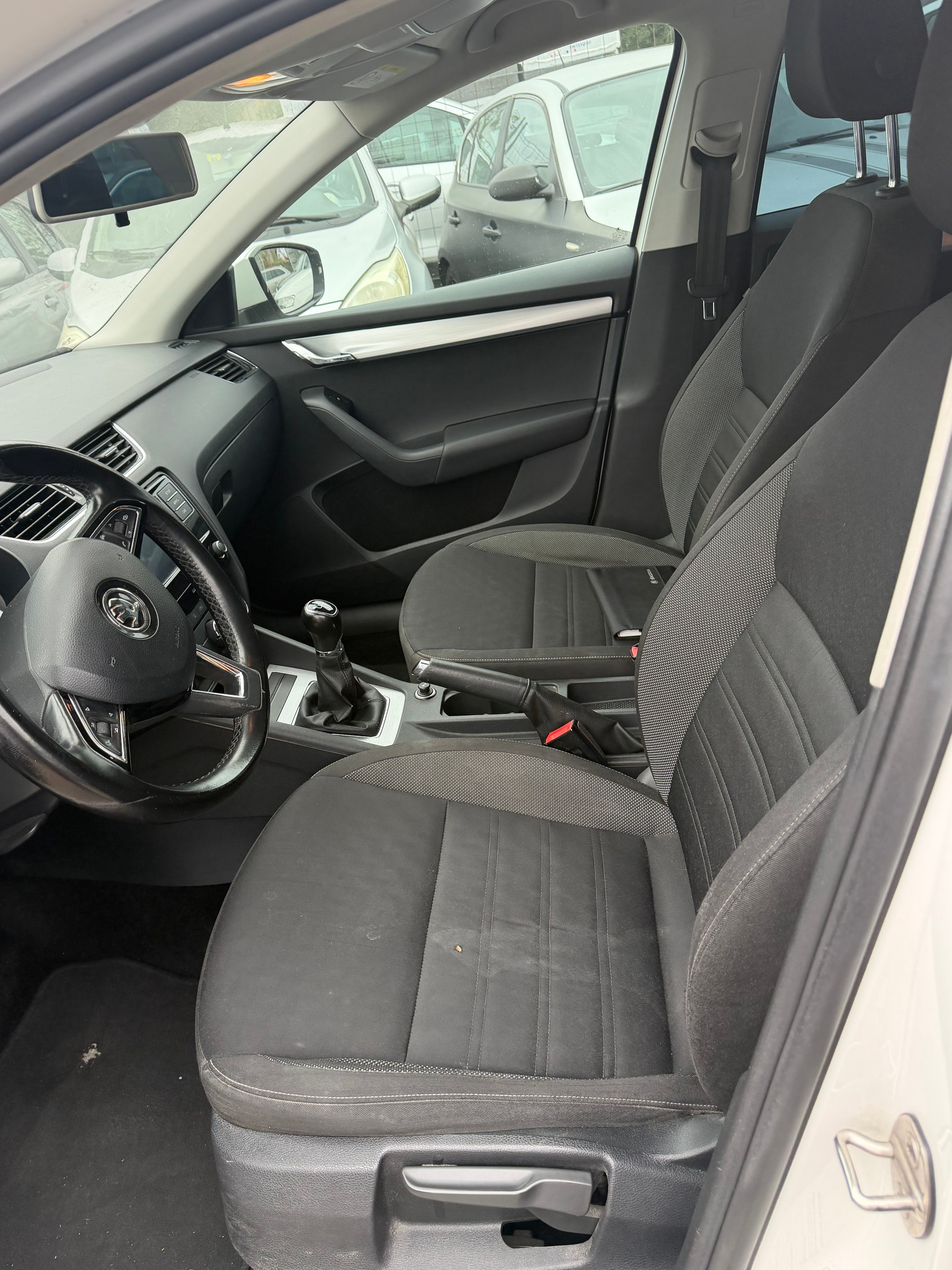 SKODA Octavia Combi 1.6 TDI Clever-image-9