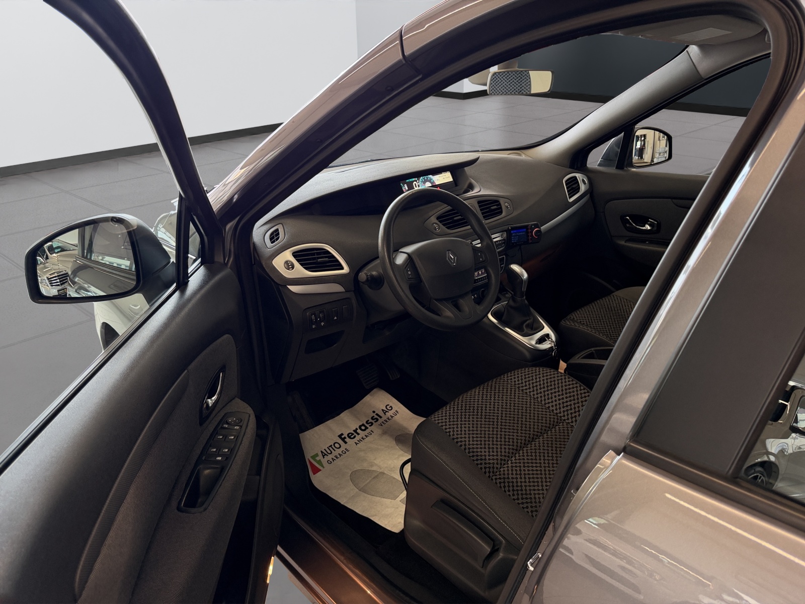 RENAULT Scénic 1.5 dCi Expression EDC-image-23