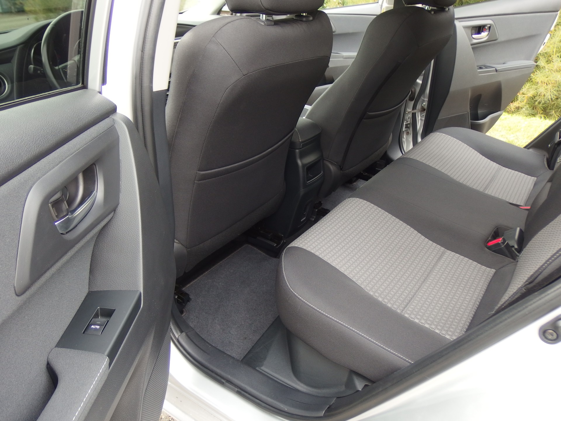 TOYOTA Auris Touring Sports 1.8 HSD Trend e-CVT-image-3