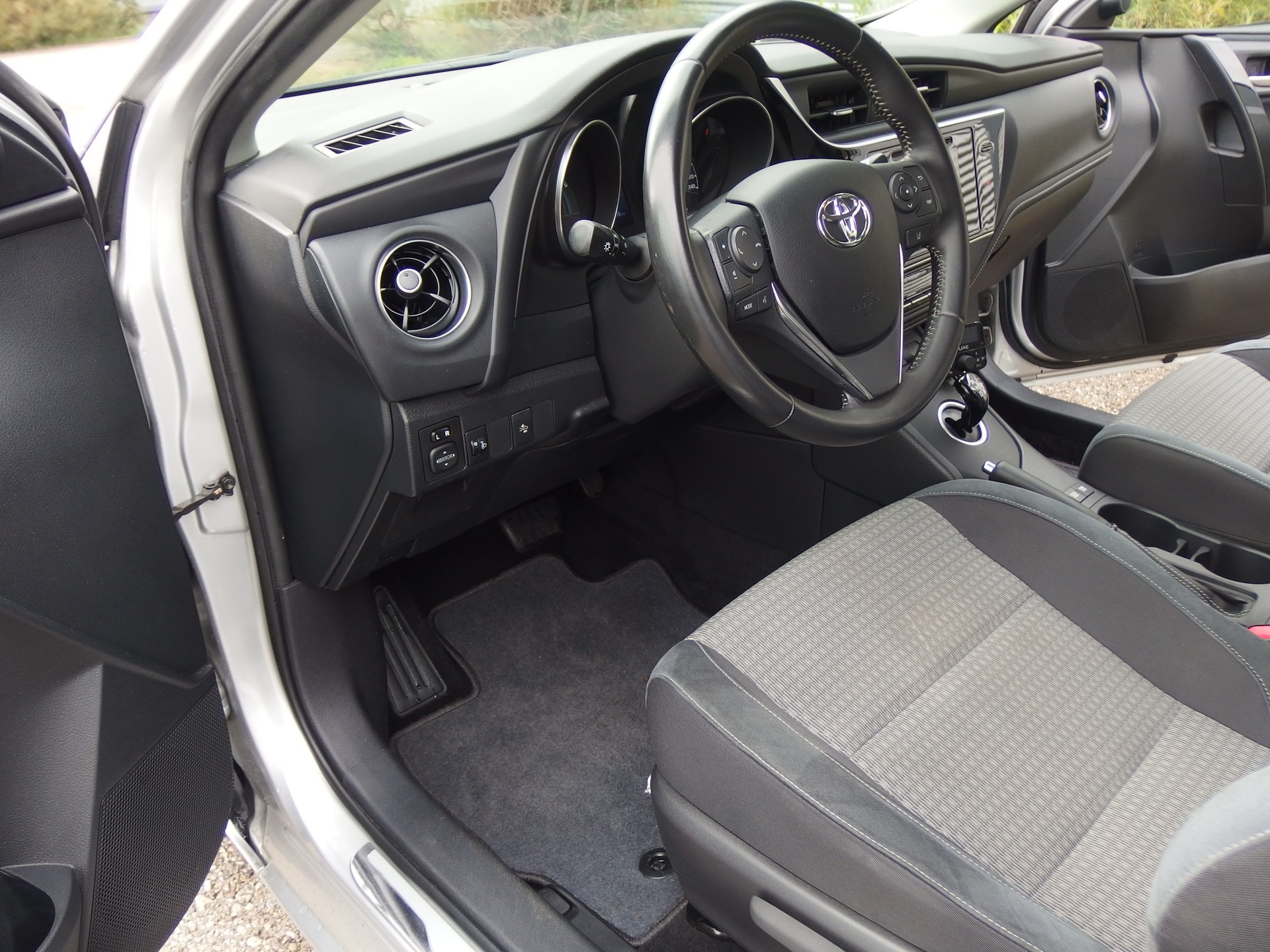 TOYOTA Auris Touring Sports 1.8 HSD Trend e-CVT-image-2