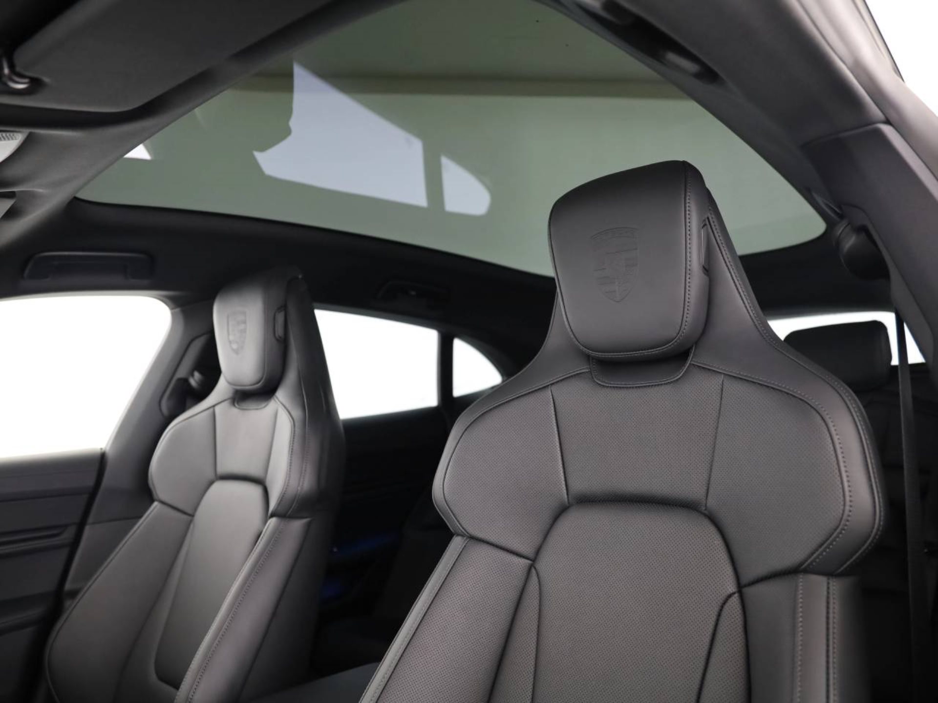 PORSCHE Taycan Sport Turismo Black Edition-image-4
