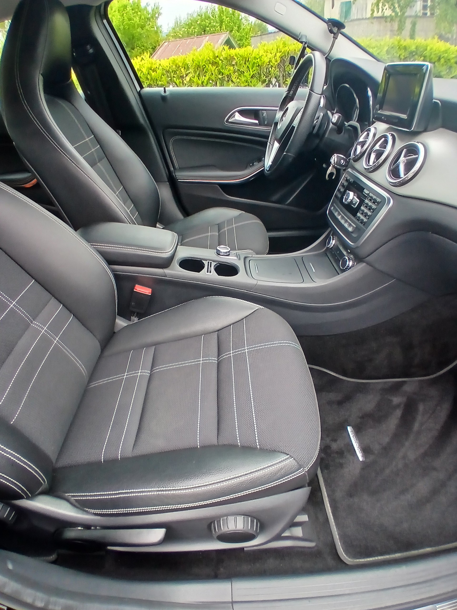 MERCEDES-BENZ GLA 200 CDI Urban 4m-image-10