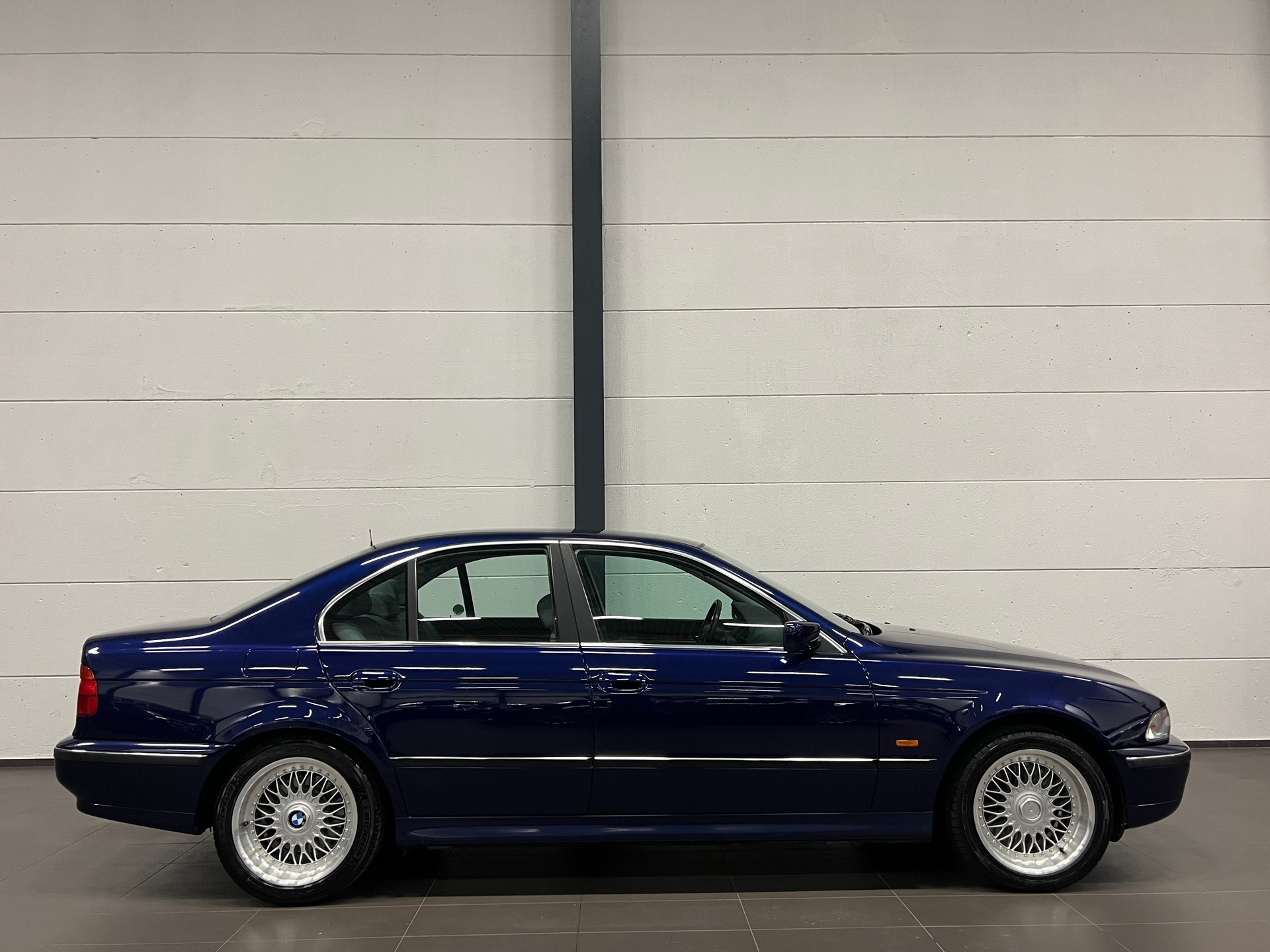 BMW 540i-image-7