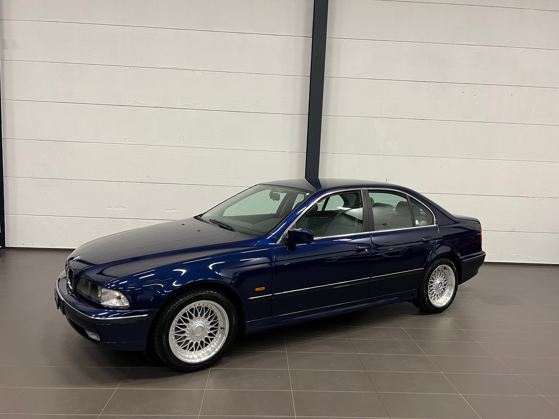 BMW 540i-image-2