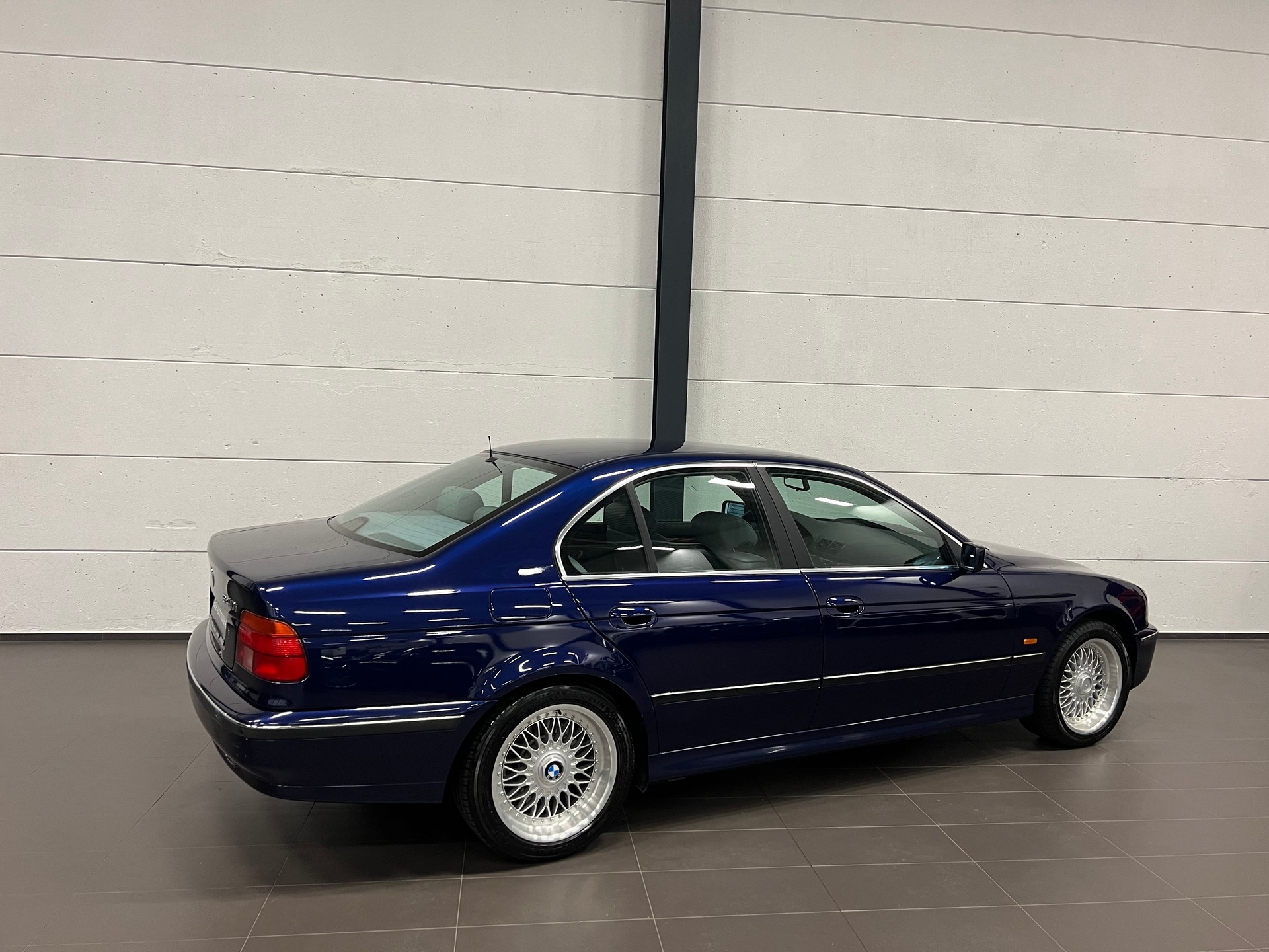 BMW 540i-image-9