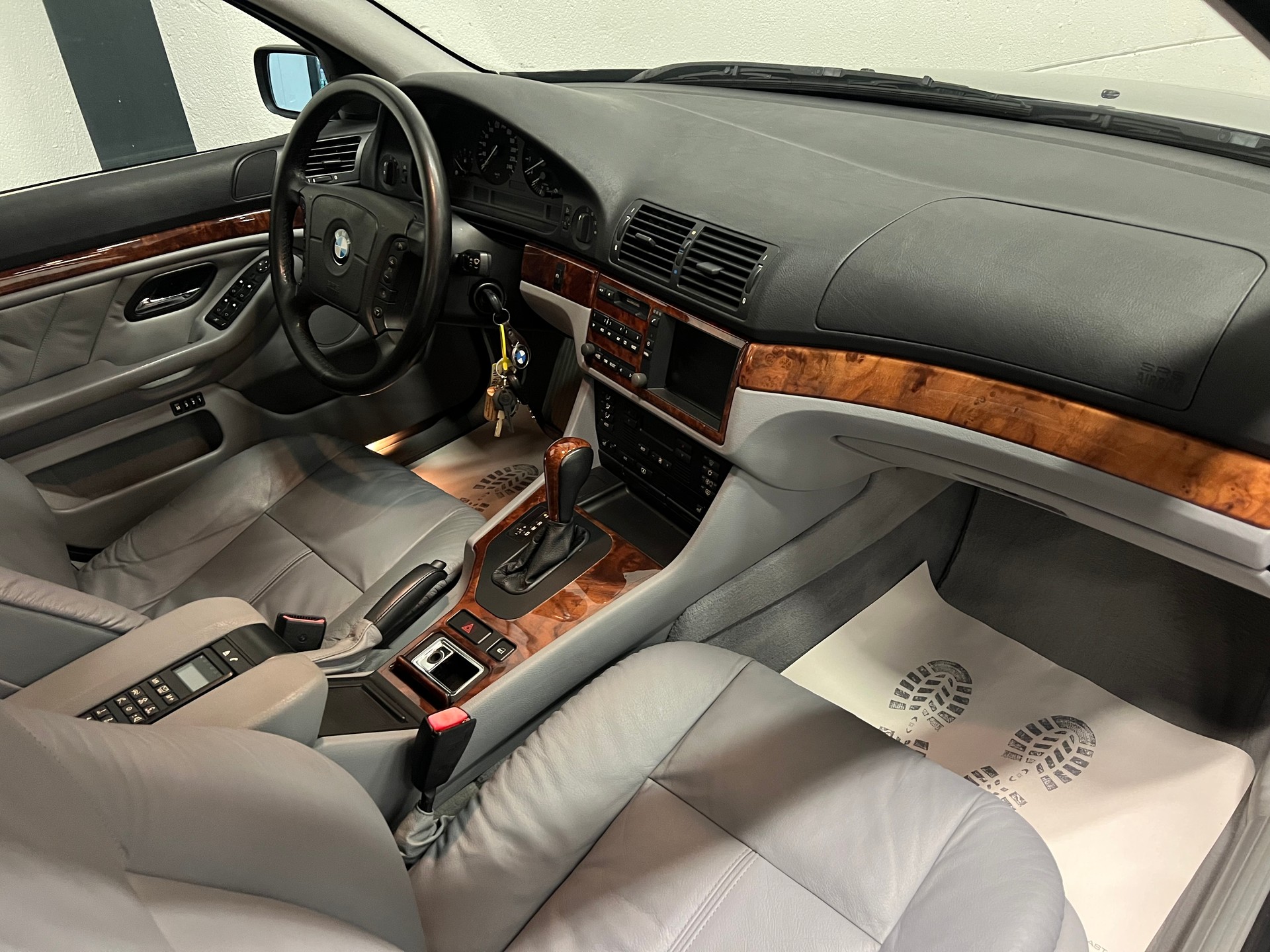 BMW 540i-image-18