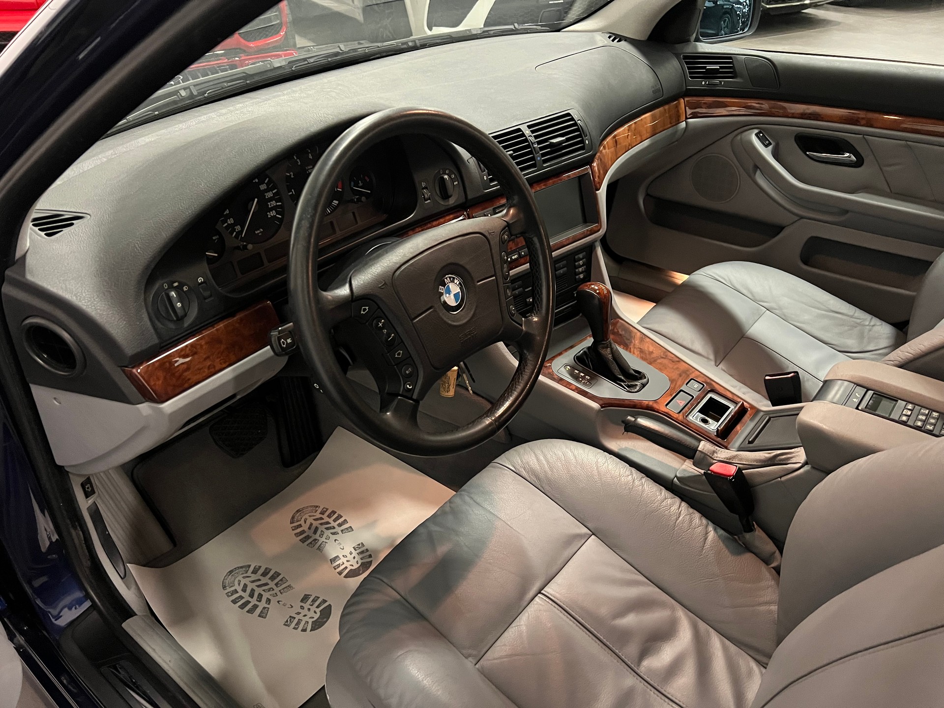 BMW 540i-image-14
