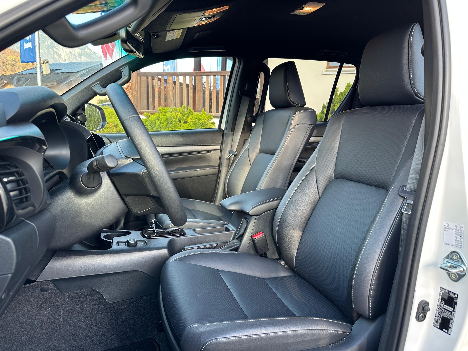 TOYOTA Hilux 2.8D-4D MHEV Invincible Double Cab 4x4 A-image-10
