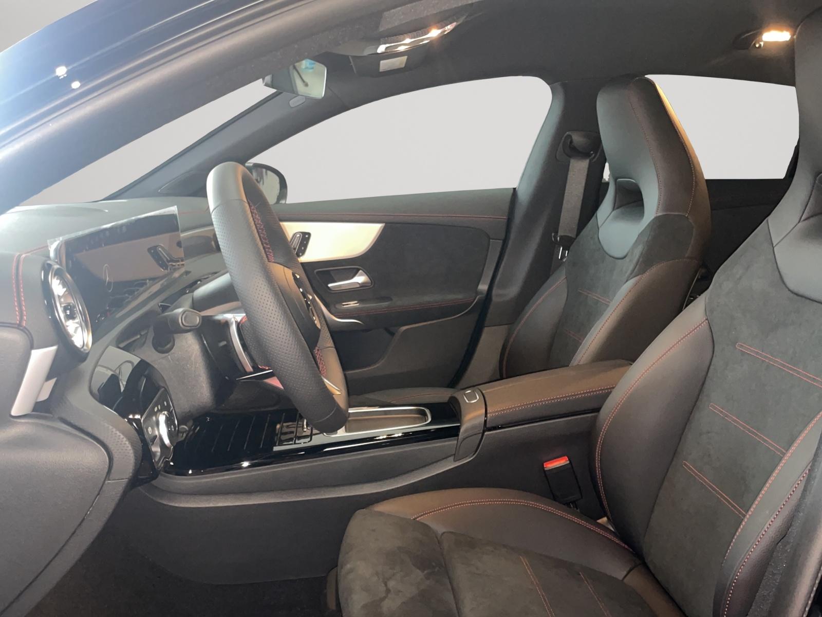 MERCEDES-BENZ CLA 200 Shooting Brake AMG Line-image-4