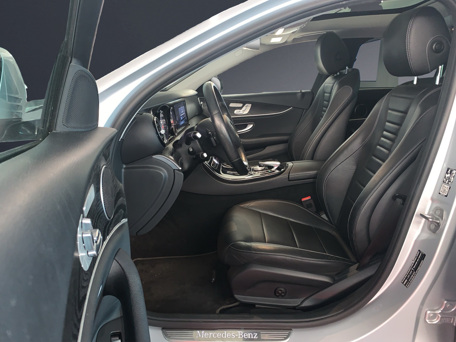 MERCEDES-BENZ E 220 d All-Ter Avantg 4M-image-5