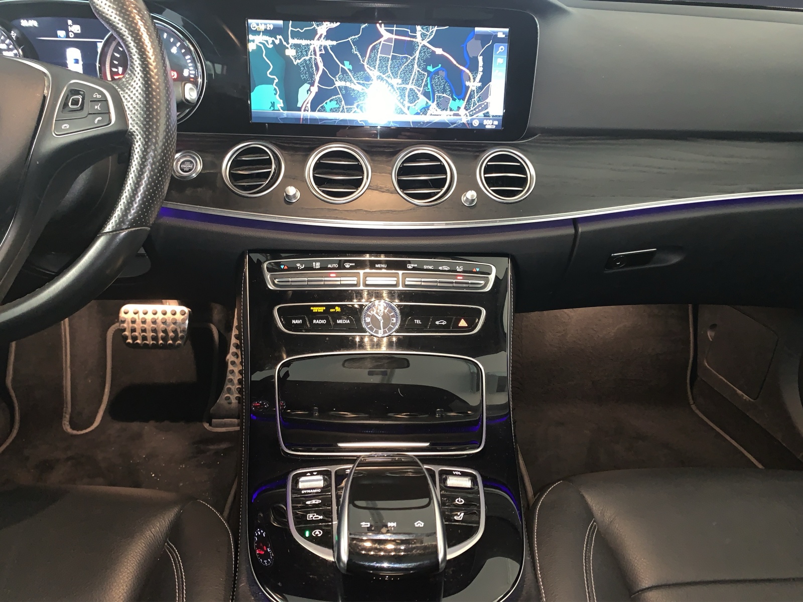 MERCEDES-BENZ E 220 d All-Ter Avantg 4M-image-8