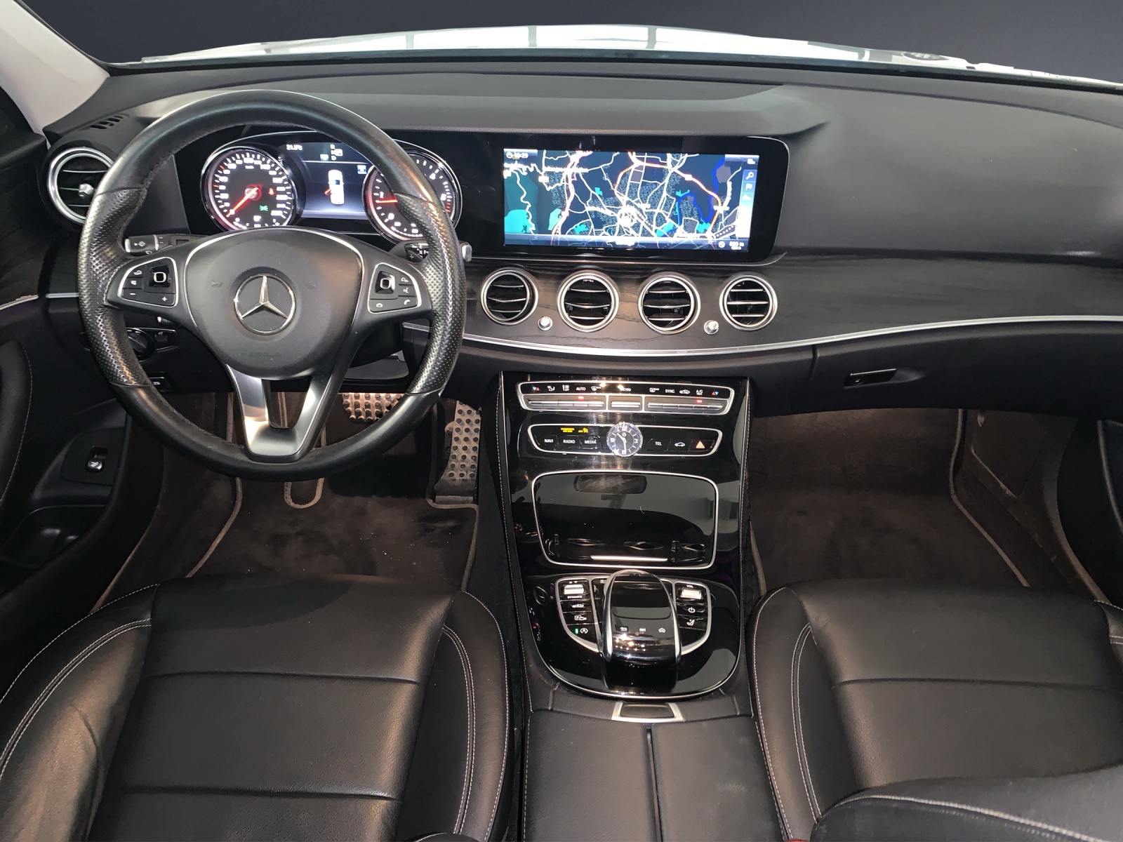 MERCEDES-BENZ E 220 d All-Ter Avantg 4M-image-7