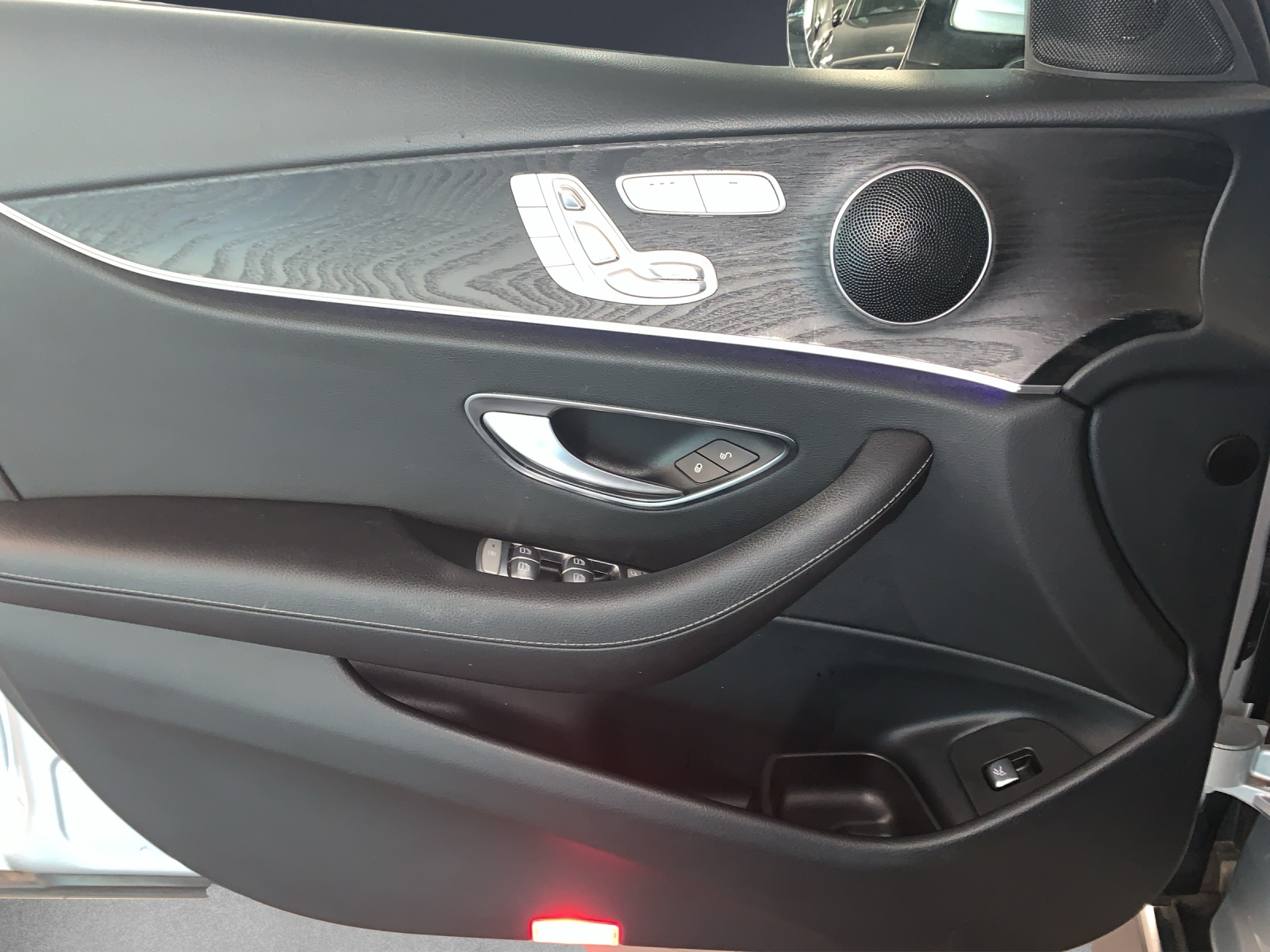MERCEDES-BENZ E 220 d All-Ter Avantg 4M-image-11