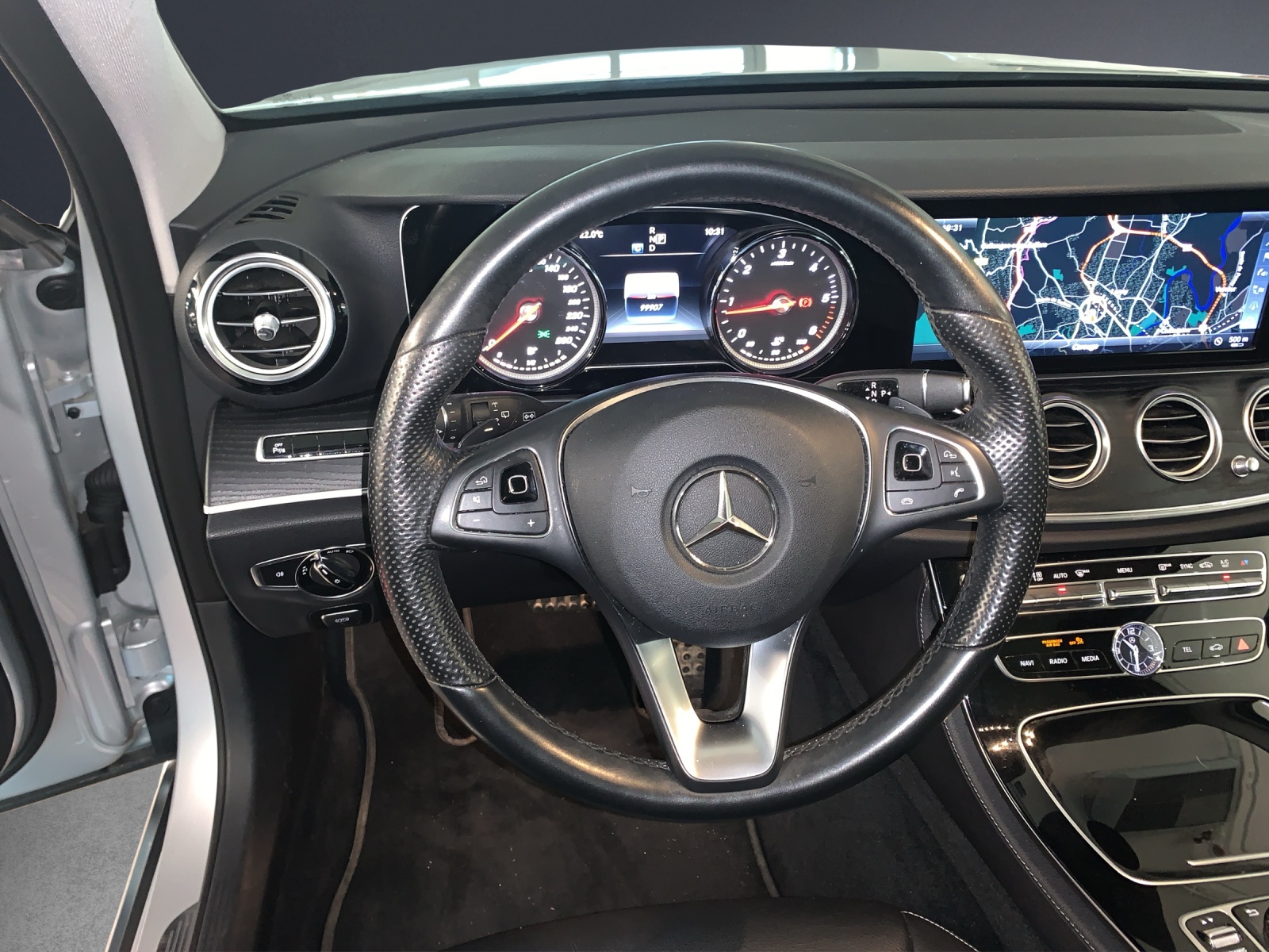 MERCEDES-BENZ E 220 d All-Ter Avantg 4M-image-9