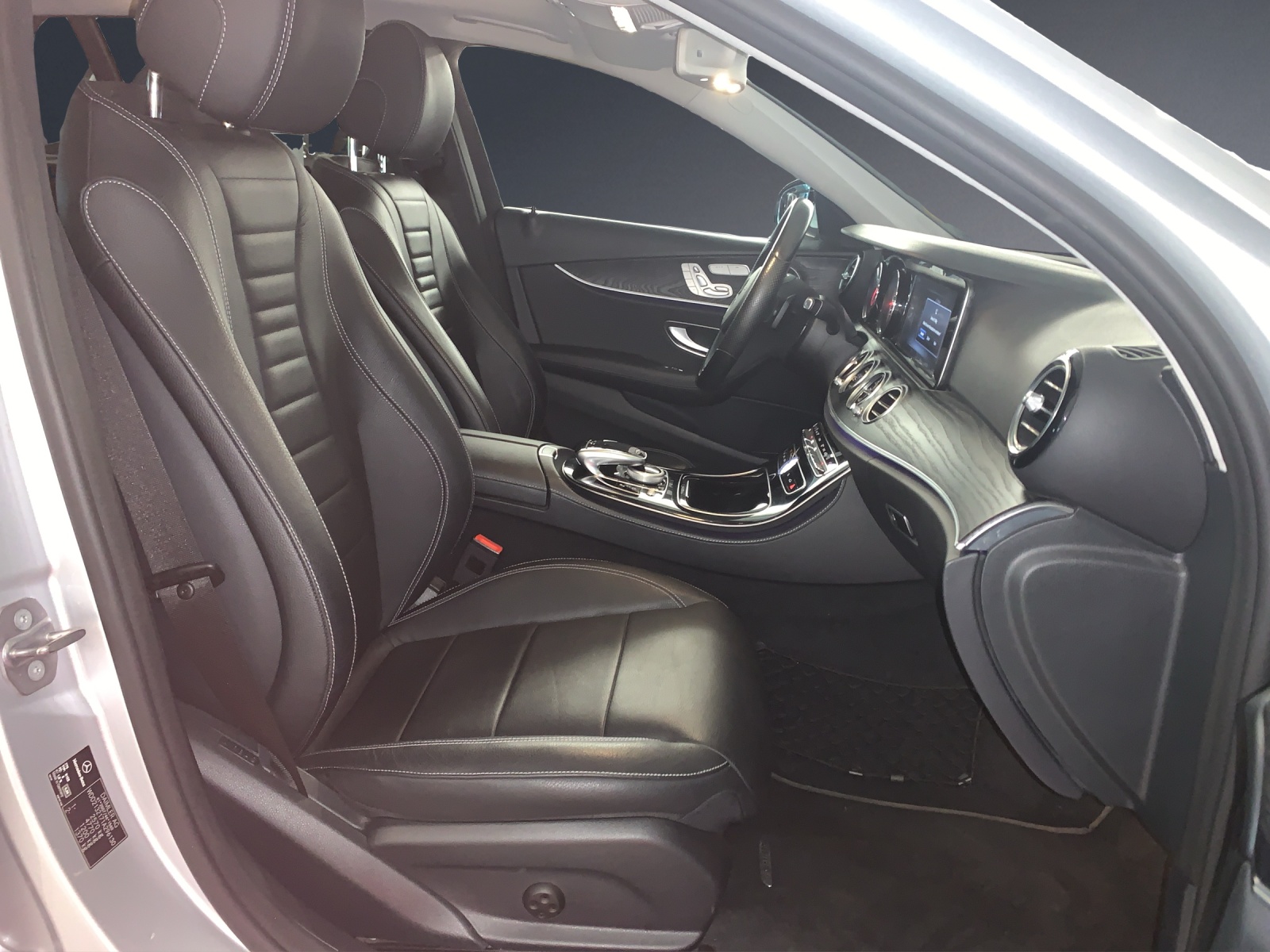 MERCEDES-BENZ E 220 d All-Ter Avantg 4M-image-6