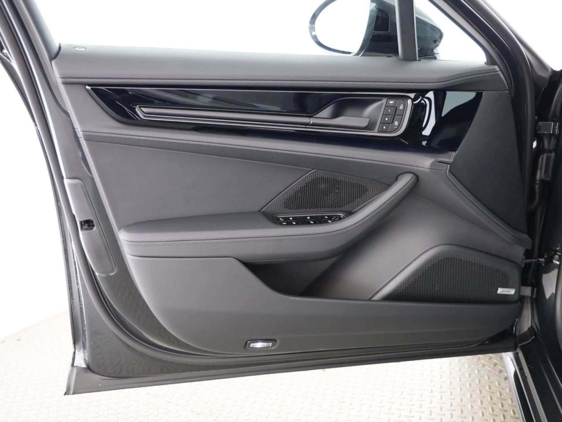 PORSCHE Panamera 4 E-Hybrid-image-17