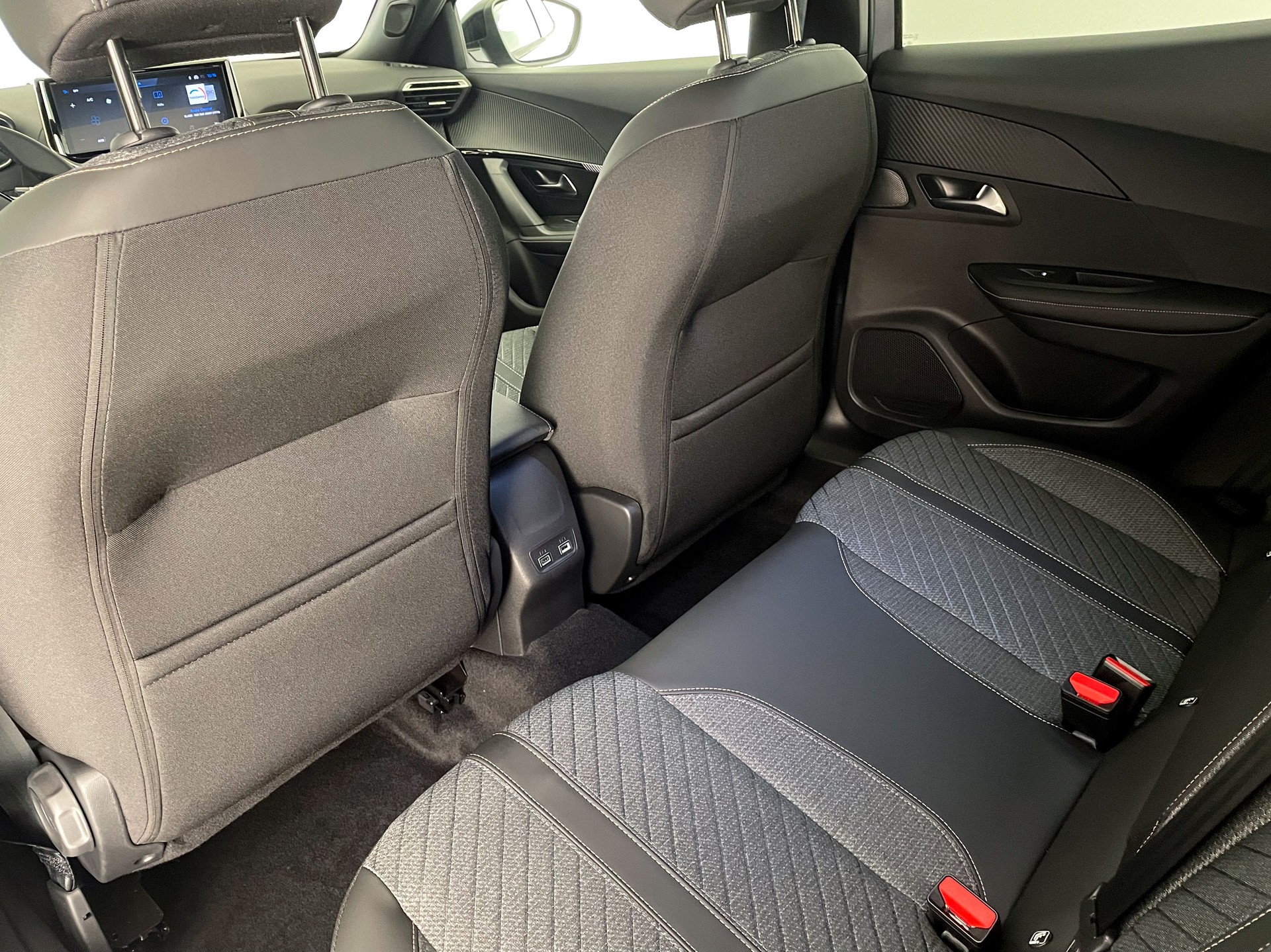 PEUGEOT 2008 1.2 Hybrid 145PS Allure Premium-image-27