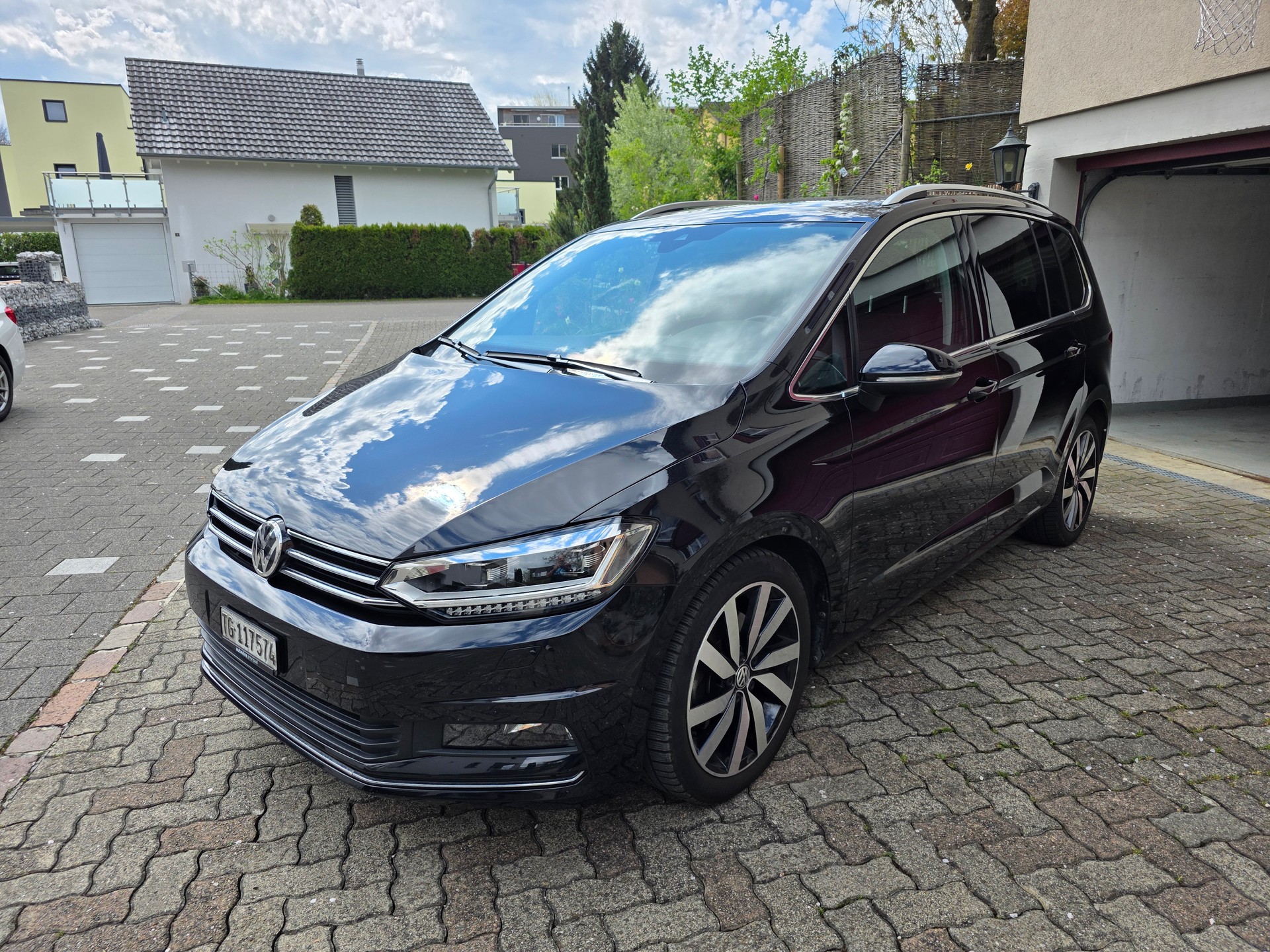 VW Touran 2.0 TDI BlueMotion Technology Highline DSG-image-0