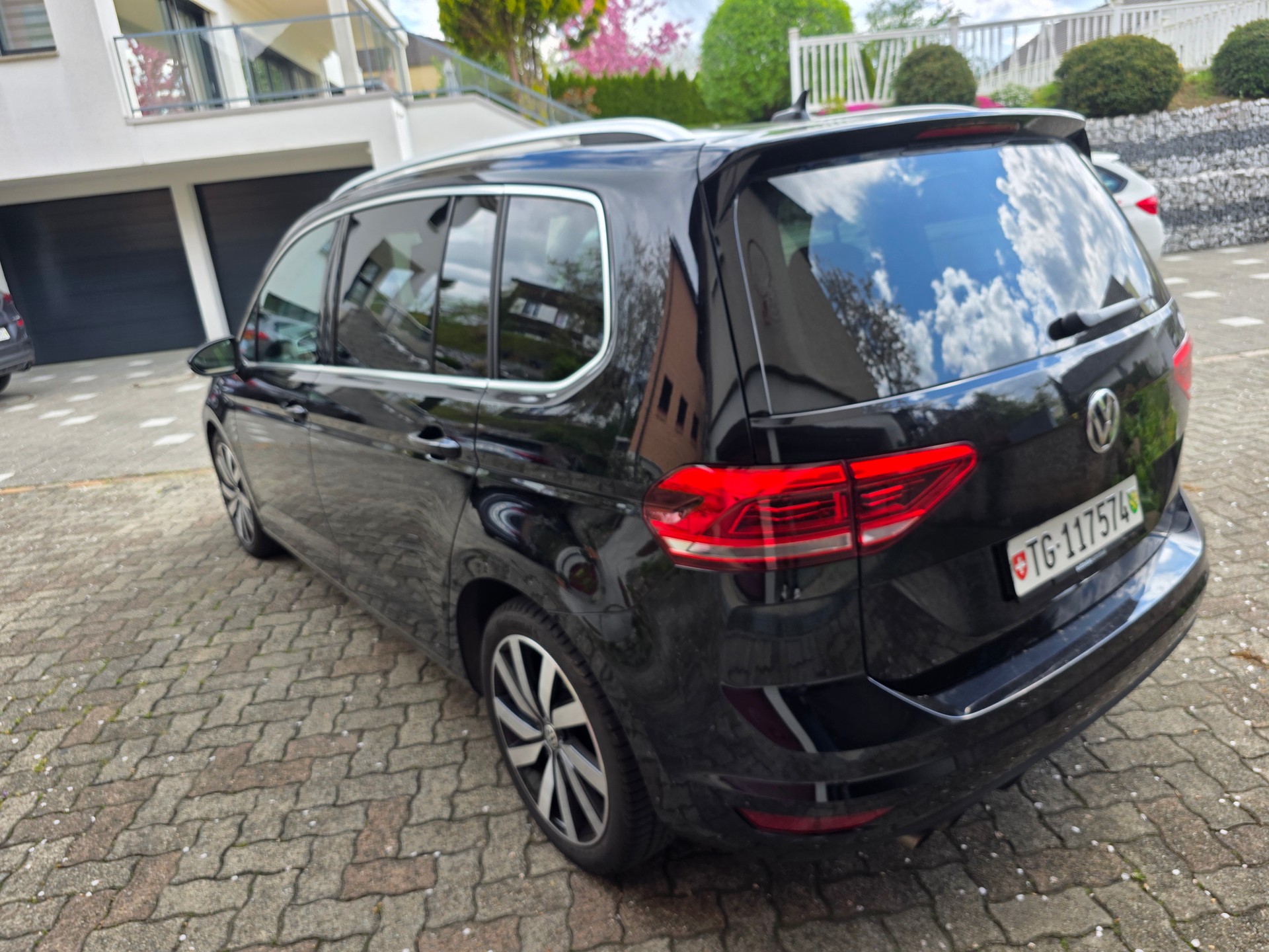 VW Touran 2.0 TDI BlueMotion Technology Highline DSG-image-1