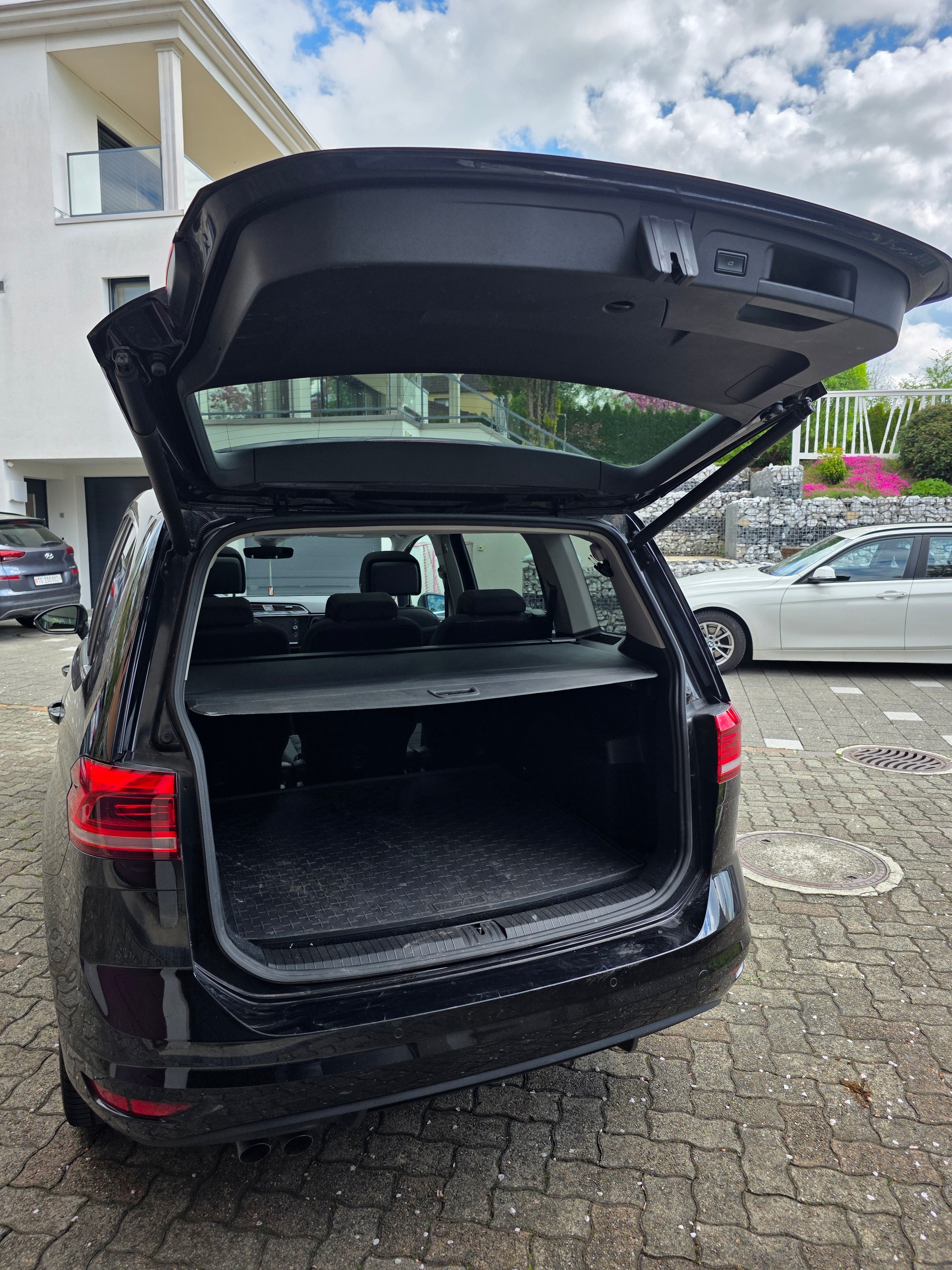 VW Touran 2.0 TDI BlueMotion Technology Highline DSG-image-2