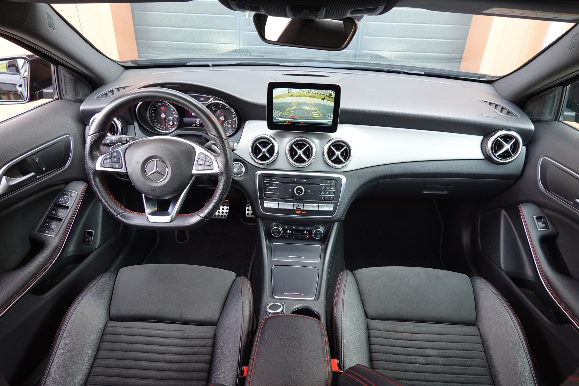 MERCEDES-BENZ GLA 250 AMG Line 4Matic CH Fahrzeug - "Tempomat * Caméra * Hayon Electrique * GPS * Aide à la conduite"-image-10