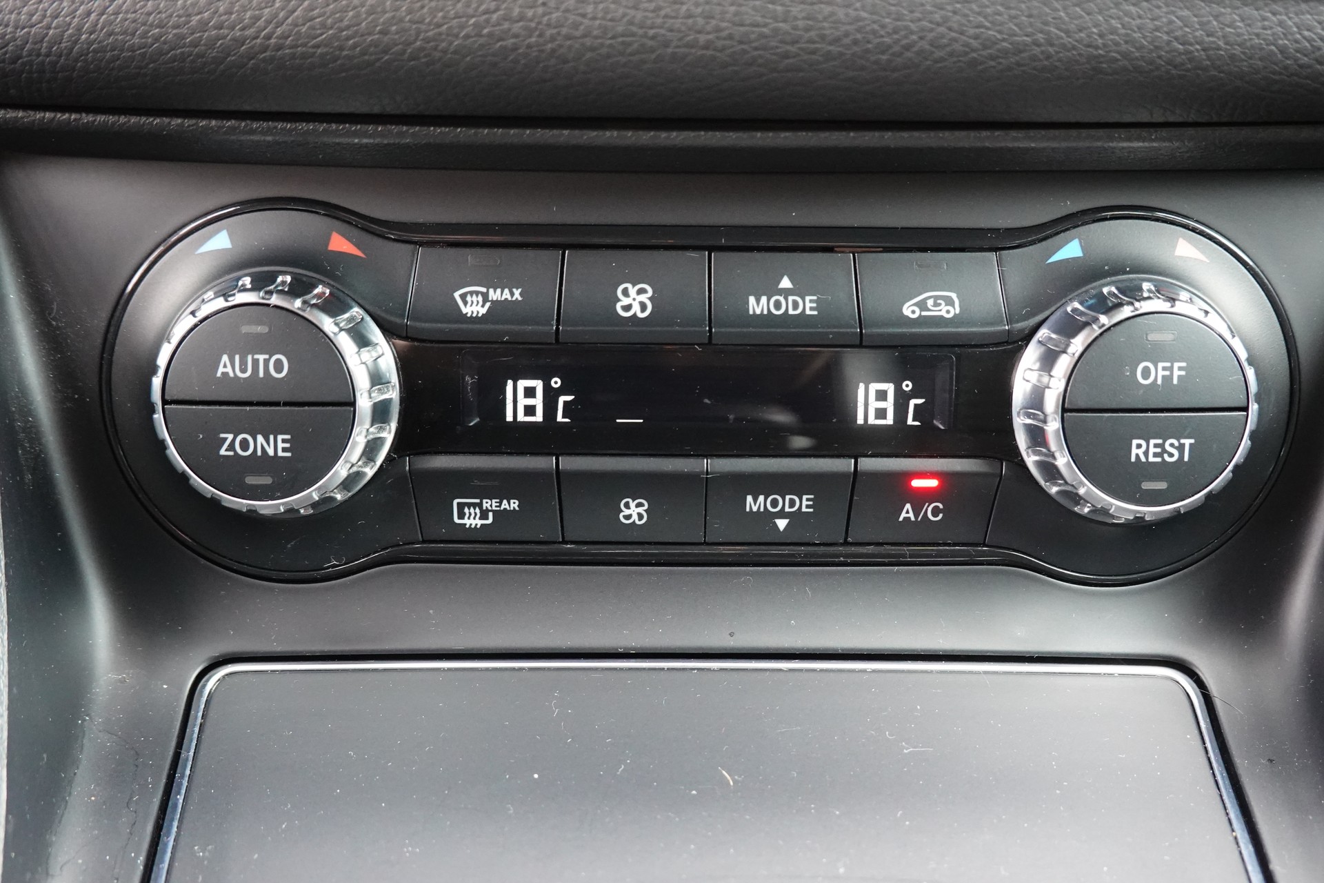 MERCEDES-BENZ GLA 250 AMG Line 4Matic CH Fahrzeug - "Tempomat * Caméra * Hayon Electrique * GPS * Aide à la conduite"-image-17