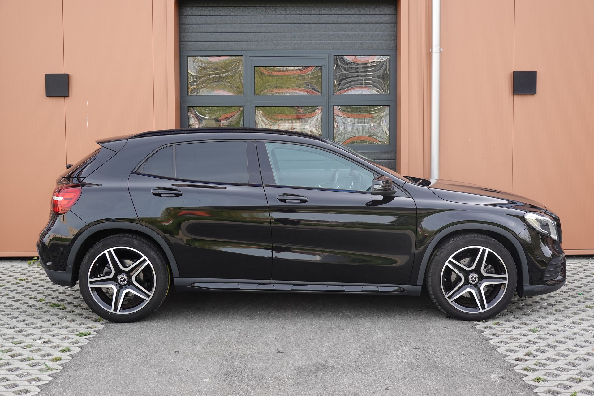 MERCEDES-BENZ GLA 250 AMG Line 4Matic CH Fahrzeug - "Tempomat * Caméra * Hayon Electrique * GPS * Aide à la conduite"-image-3