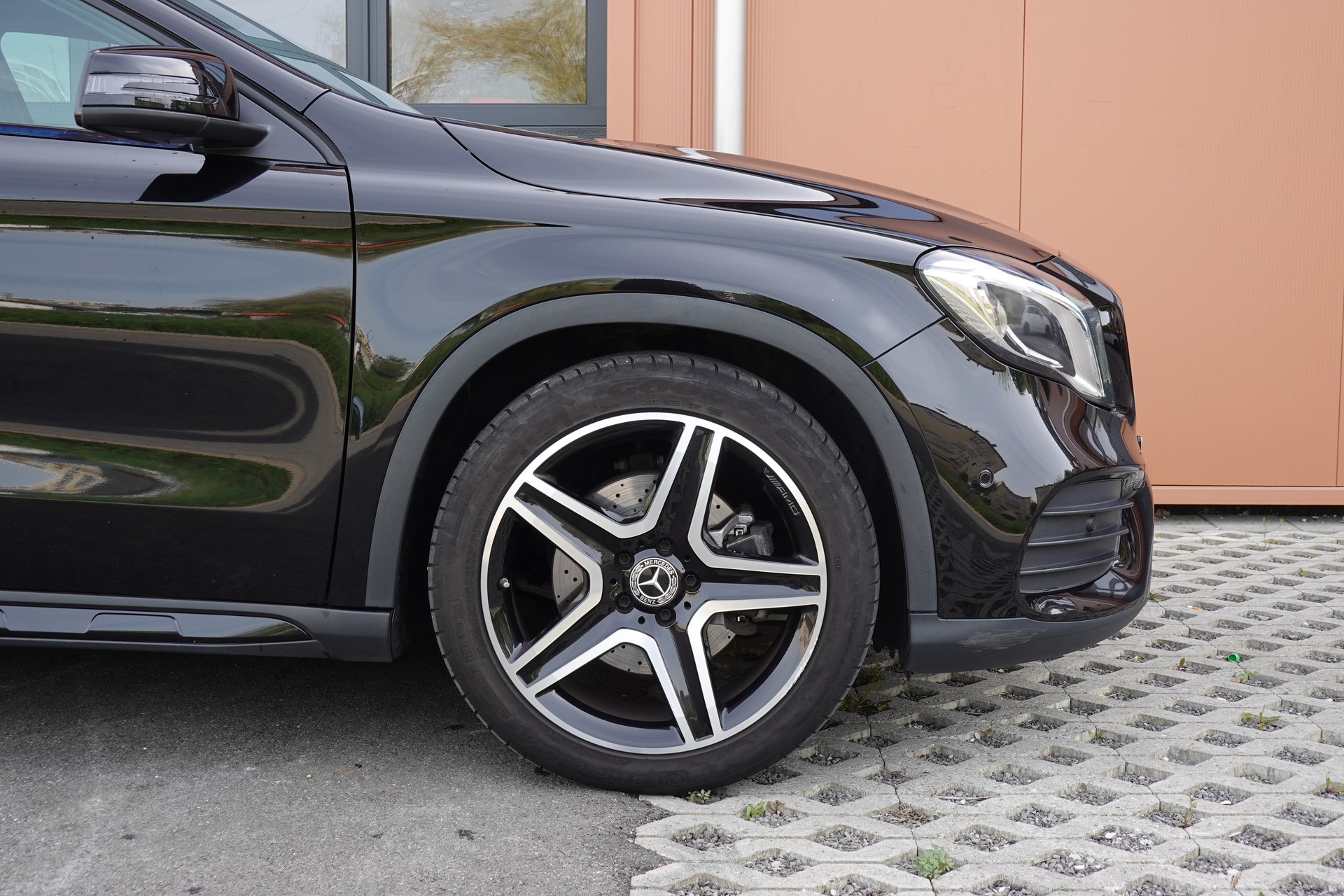 MERCEDES-BENZ GLA 250 AMG Line 4Matic CH Fahrzeug - "Tempomat * Caméra * Hayon Electrique * GPS * Aide à la conduite"-image-4