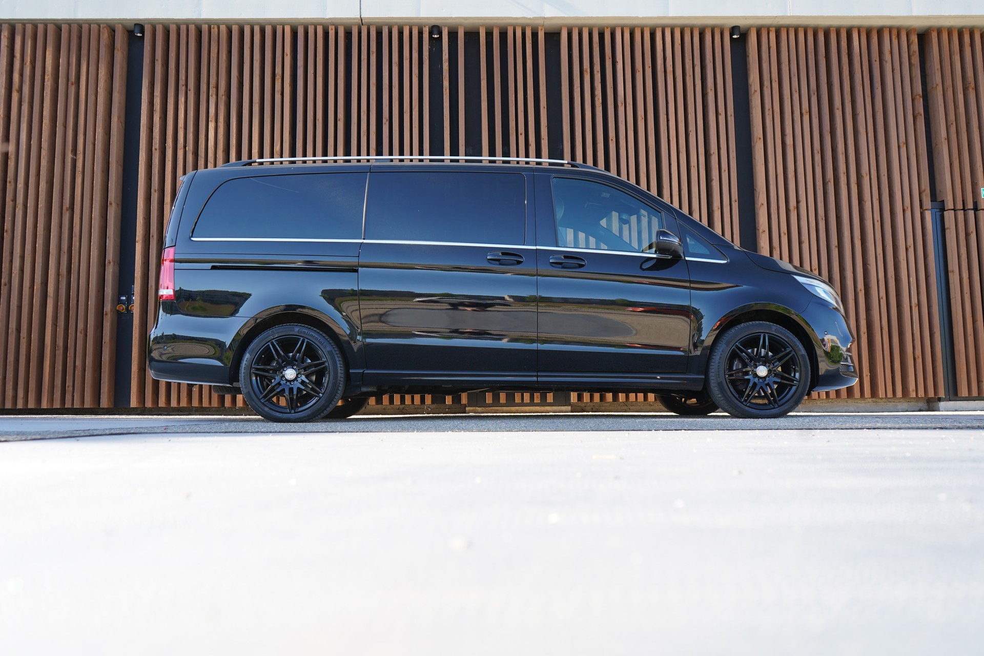 MERCEDES-BENZ V 250 d AVANTGARDE AMG LINE BLACK LANG 4MATIC 7G-TRONIC l 190 PS-image-0