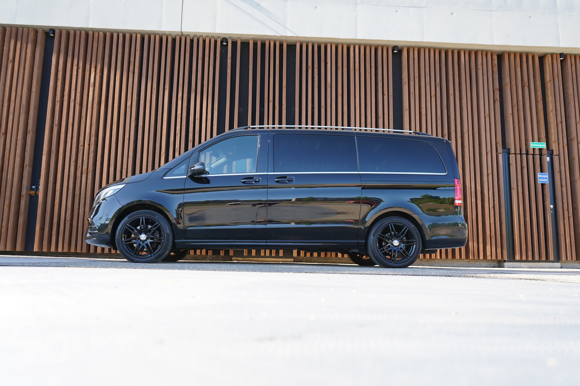 MERCEDES-BENZ V 250 d AVANTGARDE AMG LINE BLACK LANG 4MATIC 7G-TRONIC l 190 PS-image-3
