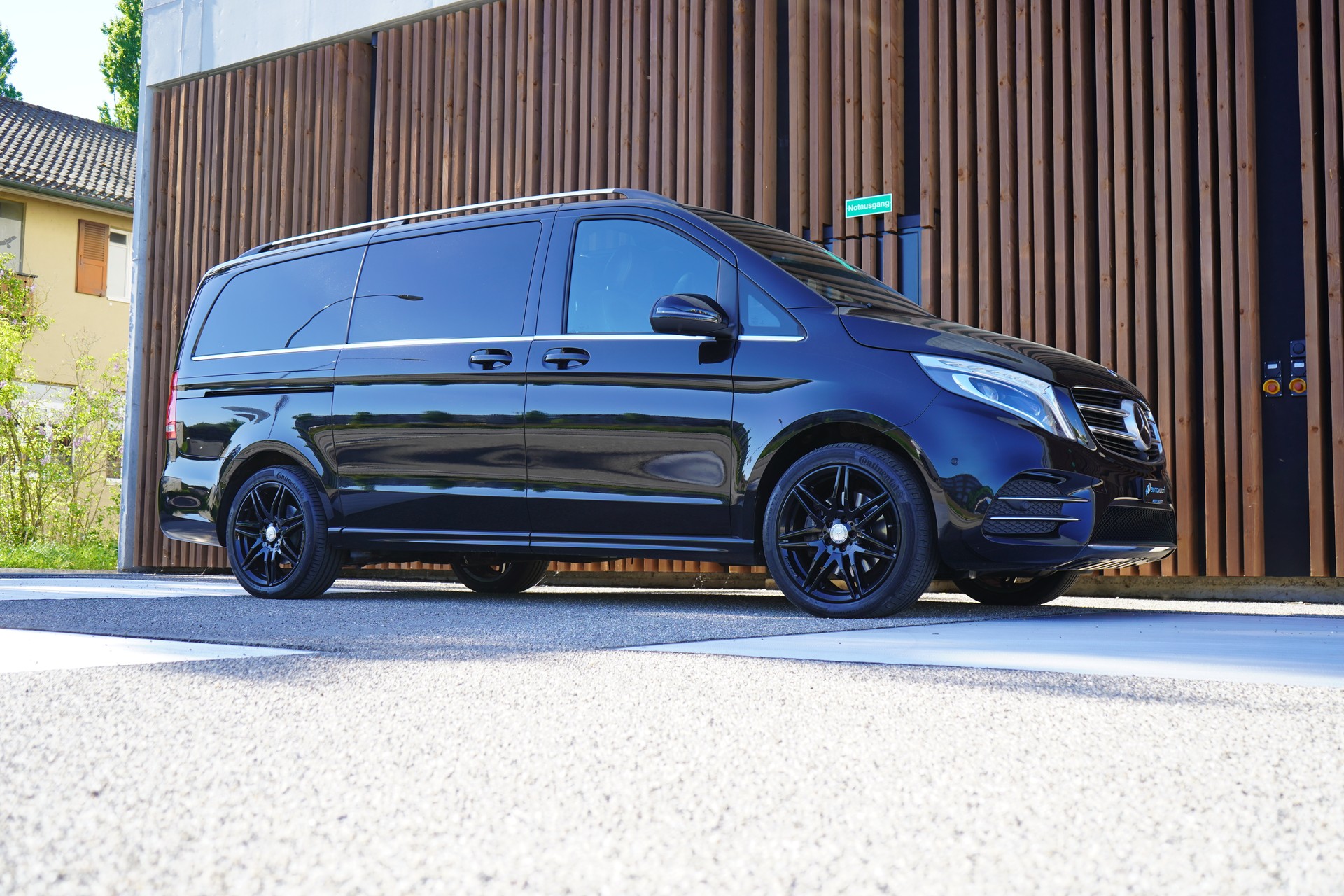MERCEDES-BENZ V 250 d AVANTGARDE AMG LINE BLACK LANG 4MATIC 7G-TRONIC l 190 PS-image-10