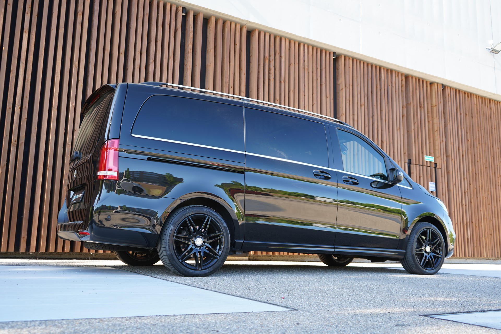 MERCEDES-BENZ V 250 d AVANTGARDE AMG LINE BLACK LANG 4MATIC 7G-TRONIC l 190 PS-image-11