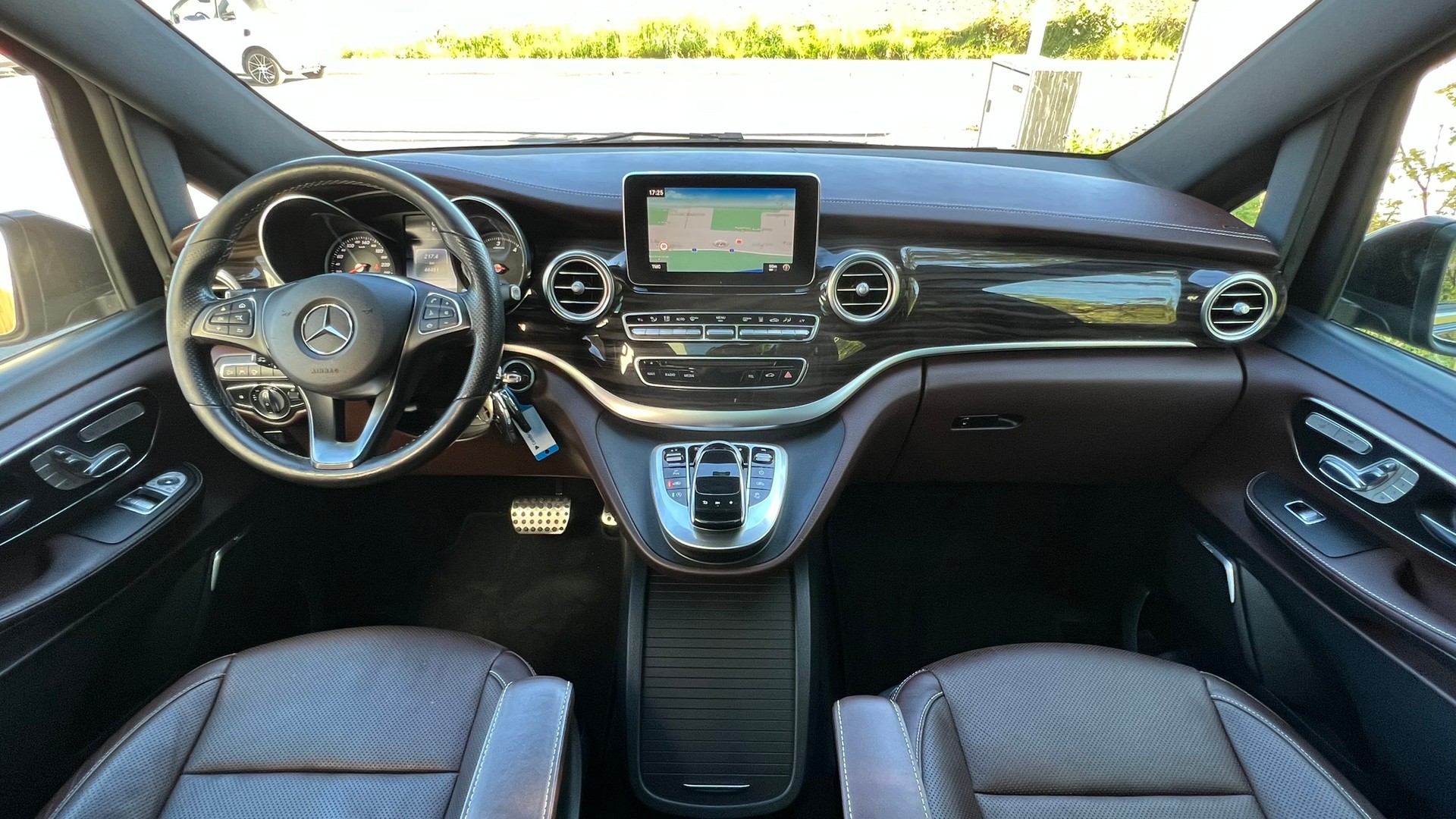MERCEDES-BENZ V 250 d AVANTGARDE AMG LINE BLACK LANG 4MATIC 7G-TRONIC l 190 PS-image-18