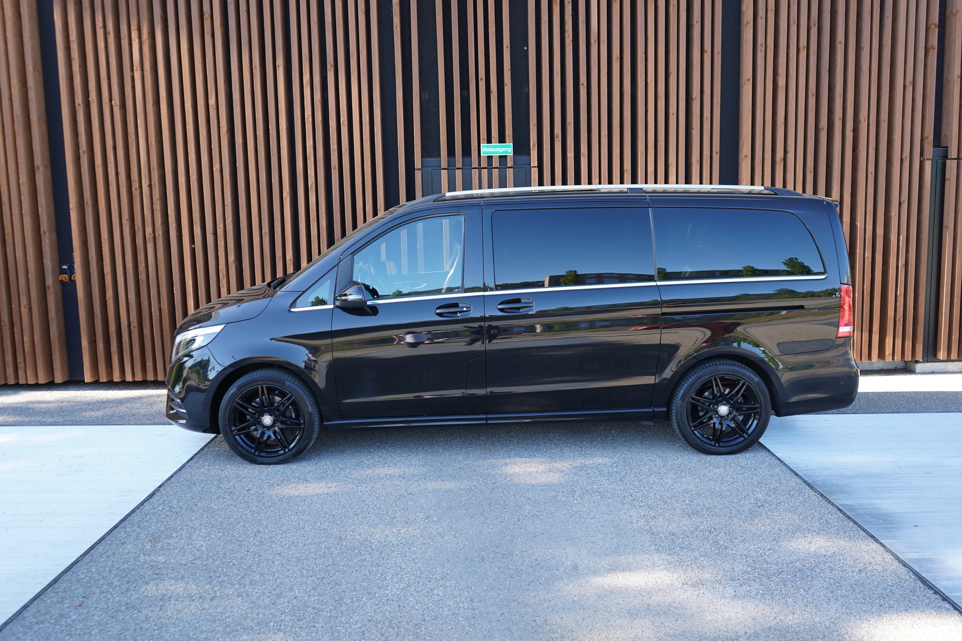 MERCEDES-BENZ V 250 d AVANTGARDE AMG LINE BLACK LANG 4MATIC 7G-TRONIC l 190 PS-image-5