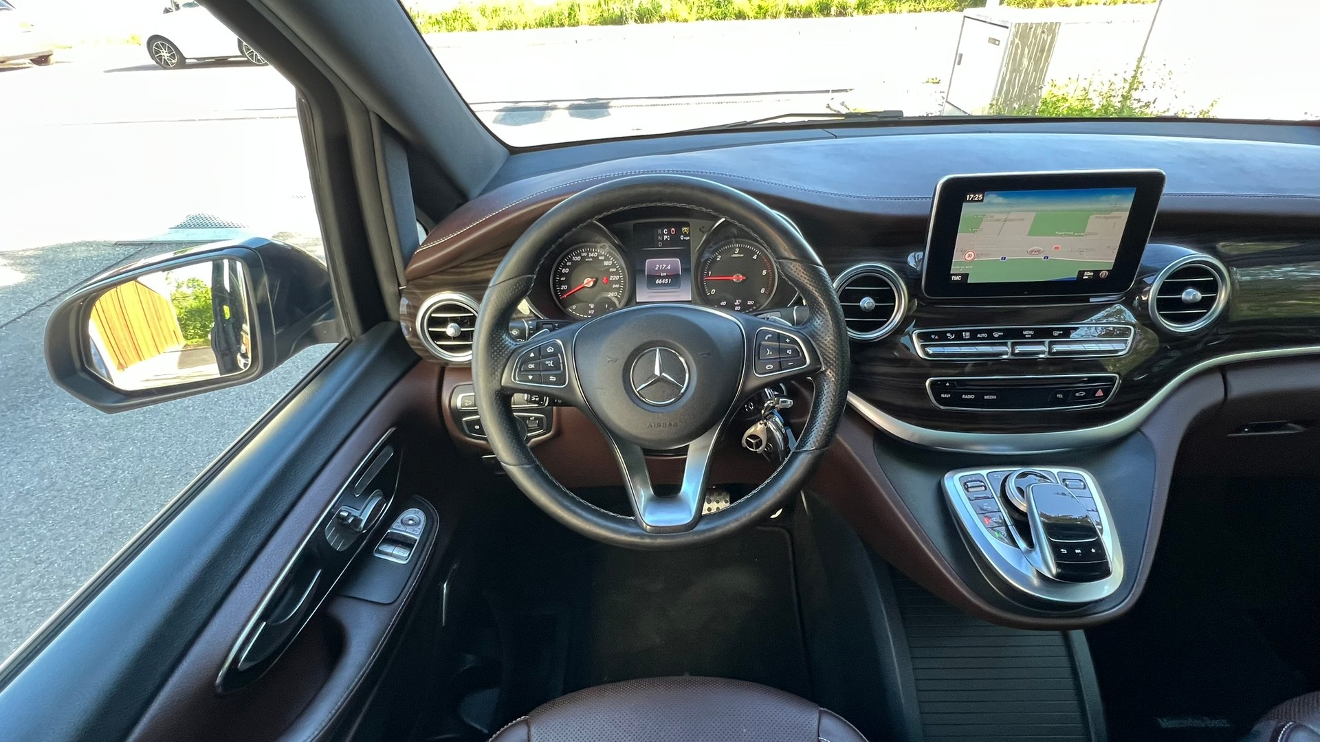 MERCEDES-BENZ V 250 d AVANTGARDE AMG LINE BLACK LANG 4MATIC 7G-TRONIC l 190 PS-image-19