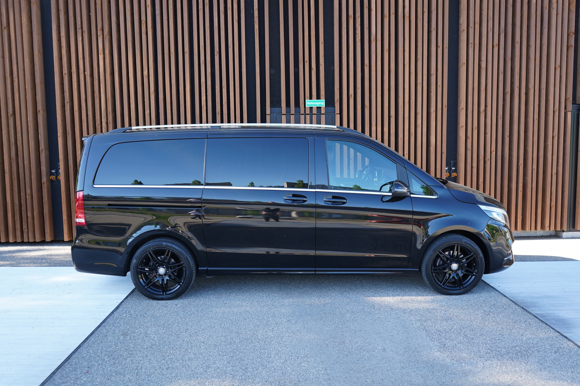 MERCEDES-BENZ V 250 d AVANTGARDE AMG LINE BLACK LANG 4MATIC 7G-TRONIC l 190 PS-image-4