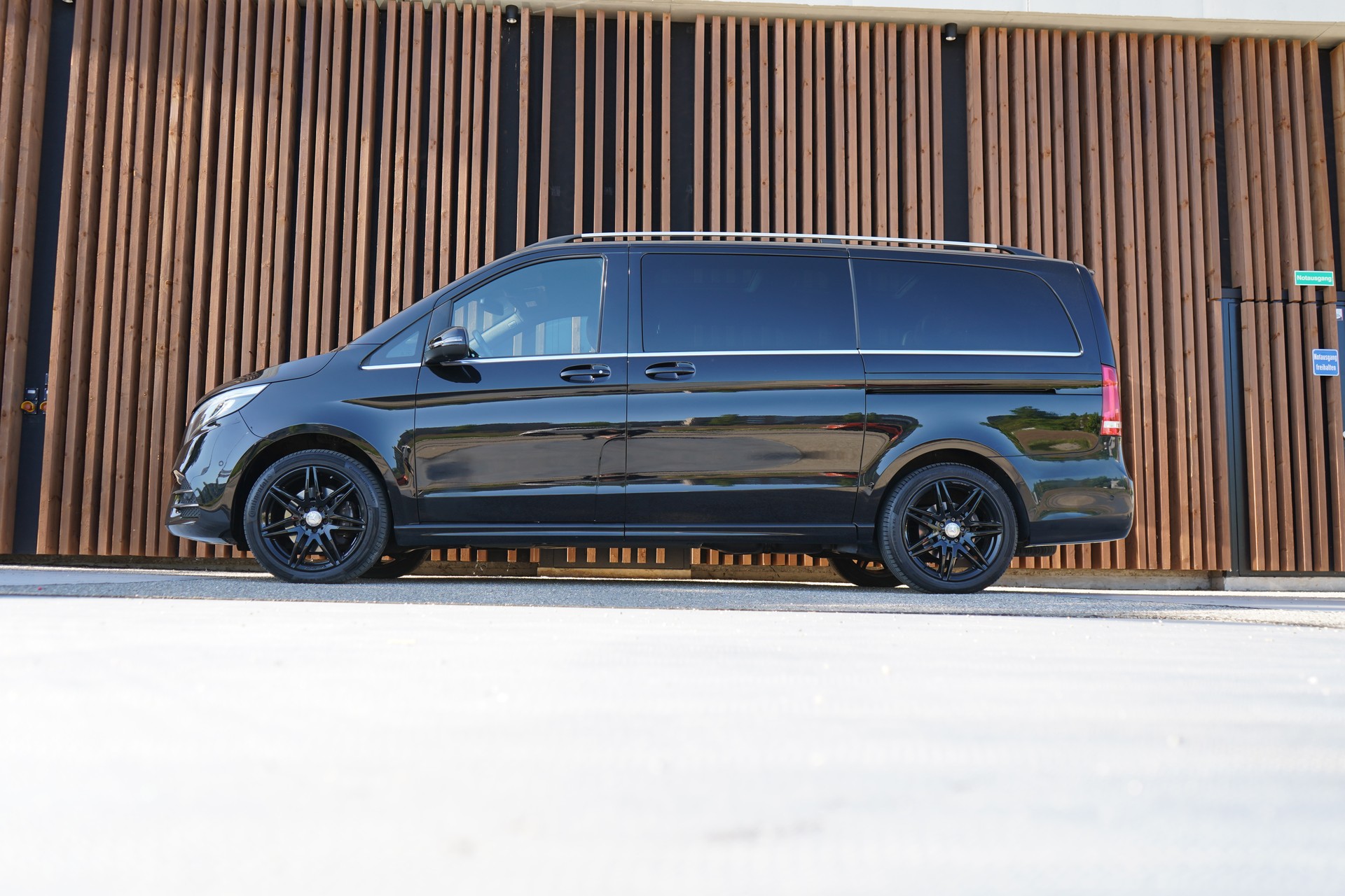 MERCEDES-BENZ V 250 d AVANTGARDE AMG LINE BLACK LANG 4MATIC 7G-TRONIC l 190 PS-image-1