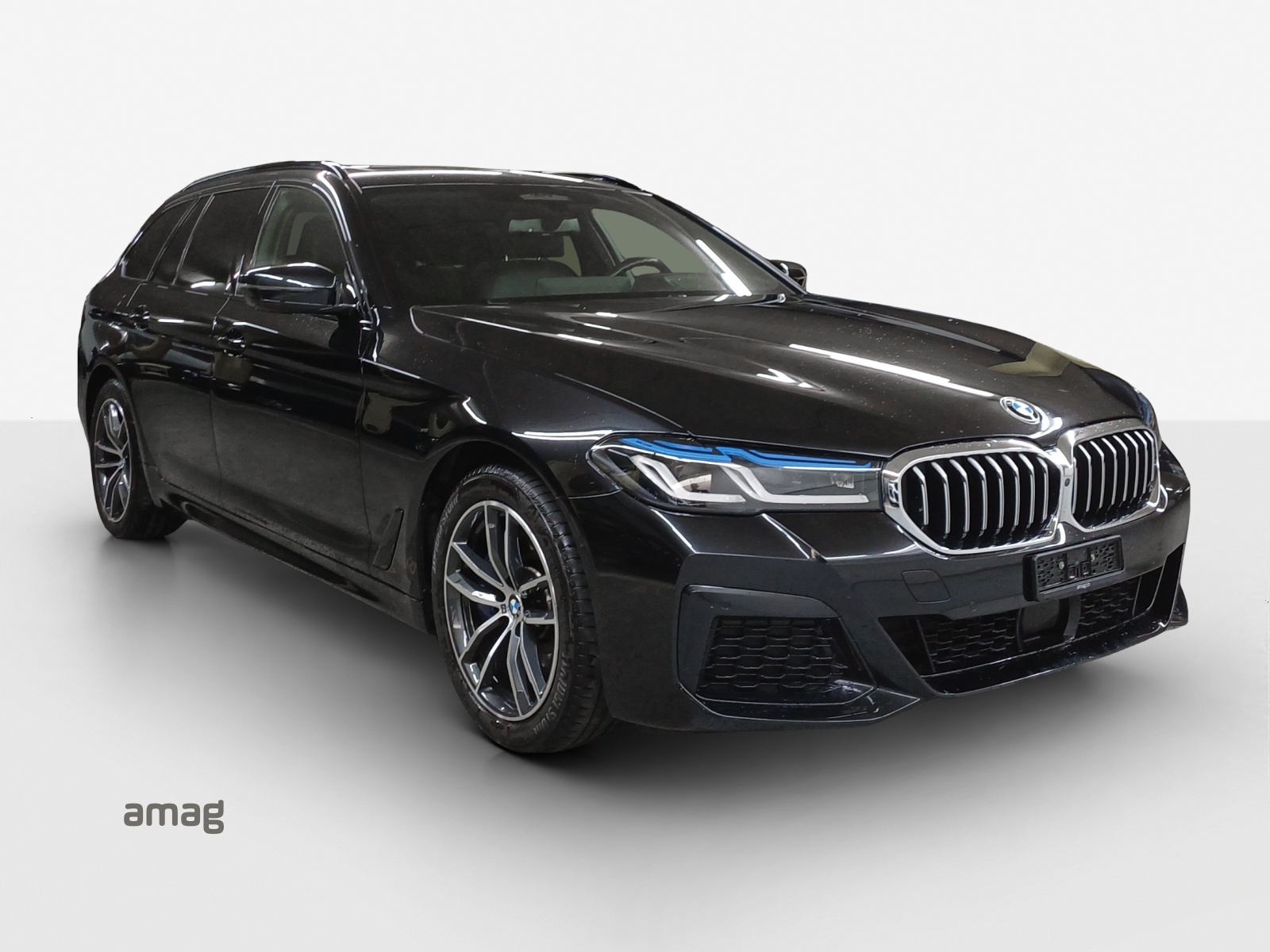 BMW 530e xDrive Touring Pure M Sport Steptronic-image-5