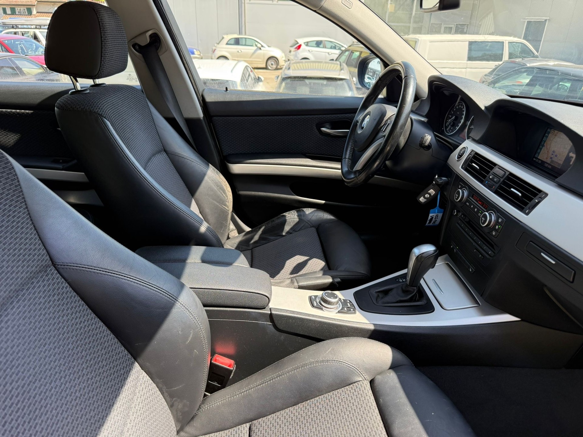 BMW 320i Touring Steptronic-image-11