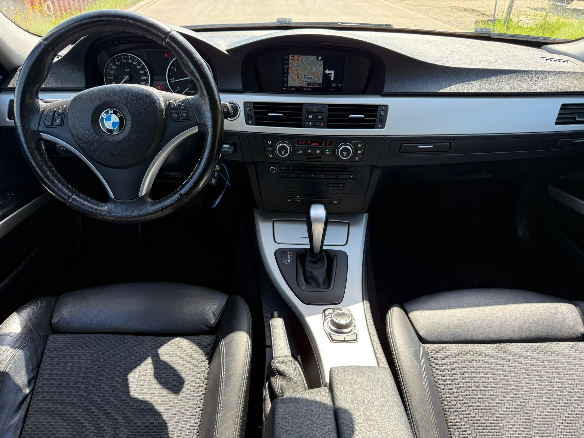 BMW 320i Touring Steptronic-image-8